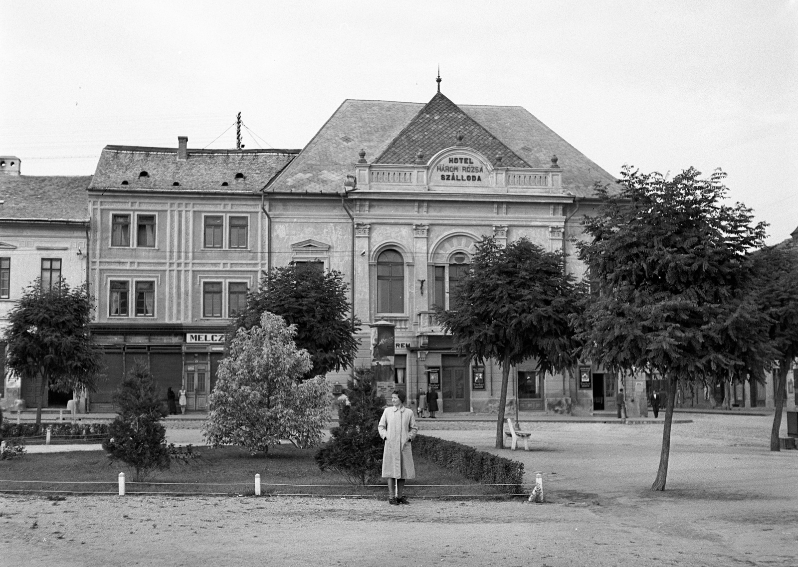 Slovakia, Rimavská Sobota, Fő tér (Horthy Miklós tér), Három Rózsa szálloda., 1943, Lissák Tivadar, label, hotel, Ferenc Miks-design, Fortepan #72197