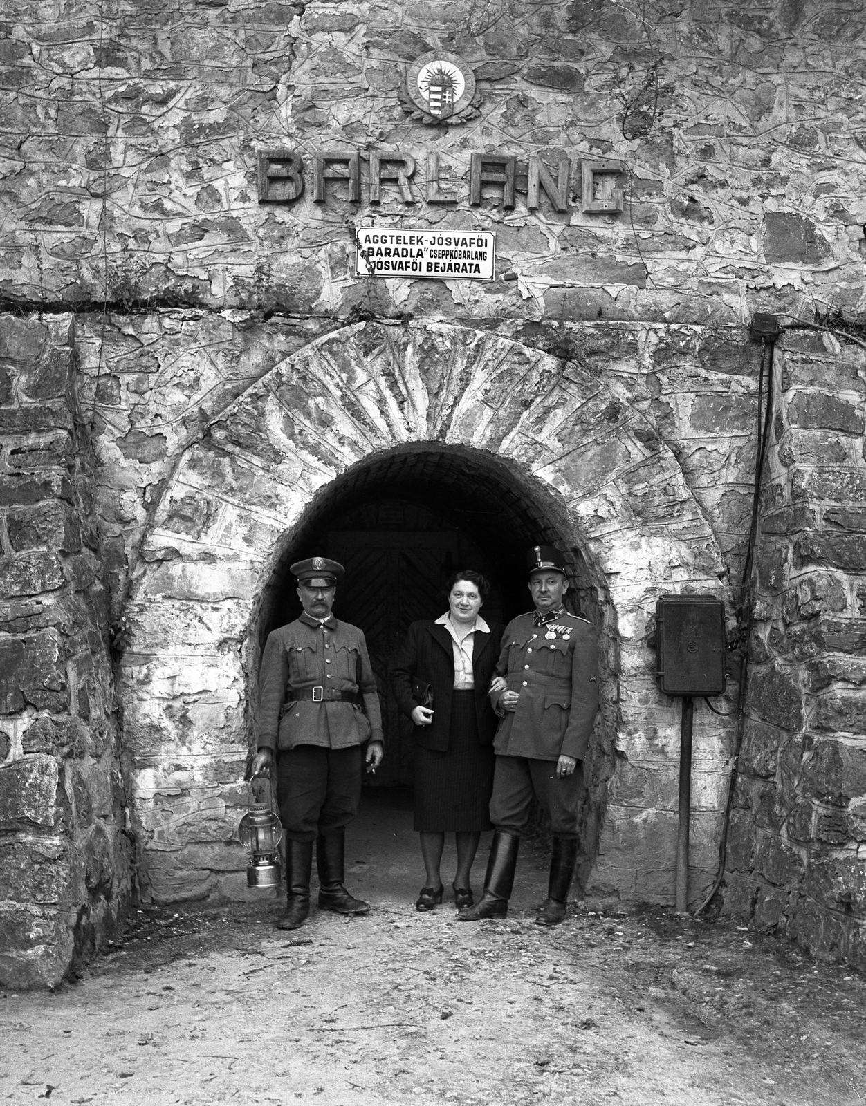 Hungary, Jósvafő, a Baradla cseppkőbarlang bejárata., 1943, Lissák Tivadar, light, crest, soldier, board, cave, enamel sign, Association of Hungarian Tourists, national emblem, Fortepan #72202