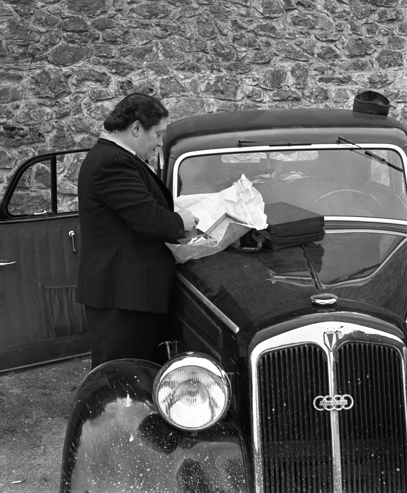 Magyarország, Jósvafő, parkoló a Baradla cseppkőbarlang bejárata mellett., 1943, Lissák Tivadar, német gyártmány, DKW-márka, automobil, DKW F5/F7/F8, Auto-Union-márka, Fortepan #72204