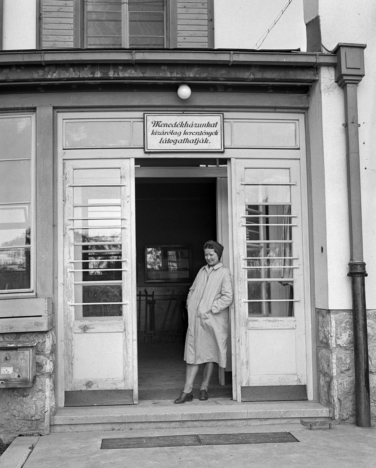 Slovakia, Kečovo, a Magyar Turista Szövetség Domicahegyi Turistaszállója., 1940, Lissák Tivadar, label, door, woman, board, safe house, Association of Hungarian Tourists, antisemitism, racial profiling, hands in pockets, door grille, standing in door, Best of, Fortepan #72210