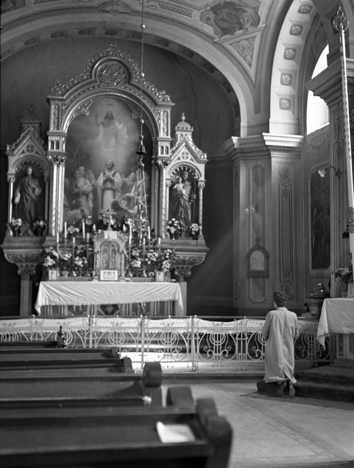 Hungary, Putnok, Szentháromság templom., 1943, Lissák Tivadar, altar, prayer, church interior, kneeling, Fortepan #72220