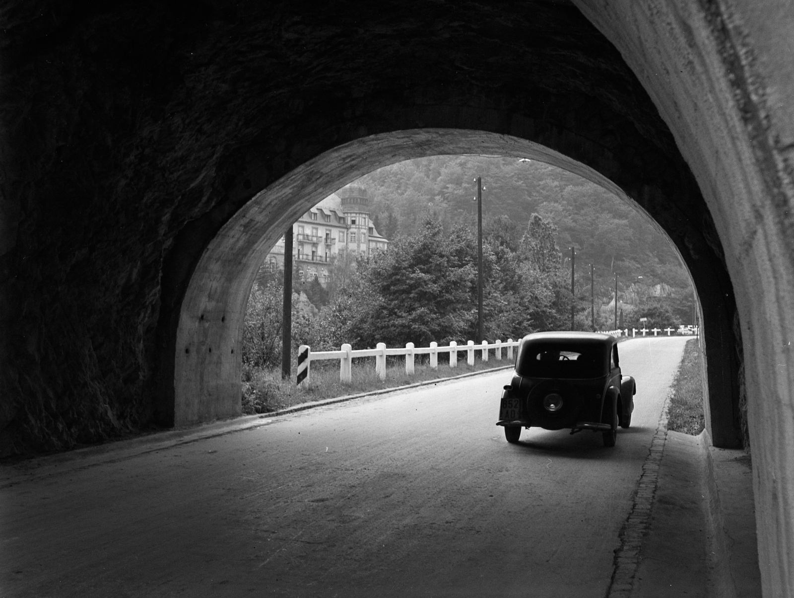 Hungary, Lillafüred, Miskolc, Vadas Jenő utca, a Palotaszálló az alagútból nézve., 1943, Lissák Tivadar, German brand, DKW-brand, Renaissance Revival, tunnel, fence, automobile, number plate, spare wheel, Kálmán Lux-design, Fortepan #72228