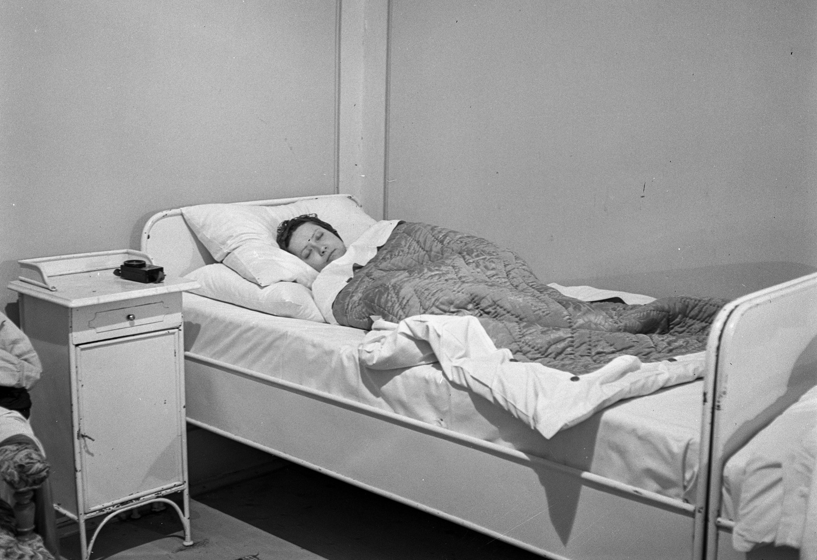 Hungary, untitled, Parádfürdő, Gyógyüdülő, ma Parádfürdői Állami Kórház., 1943, Lissák Tivadar, medical institution, flashlight, badside table, eiderdown, berth, Fortepan #72237