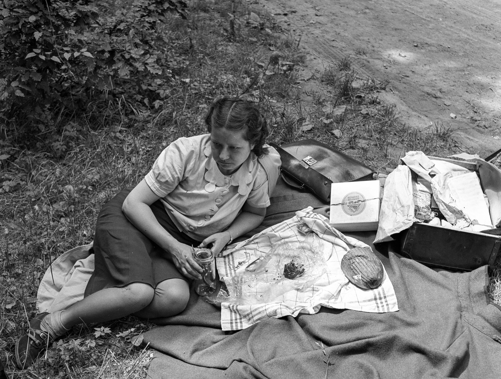 Hungary, Mátra., 1943, Lissák Tivadar, excursion, picnic, briefcase, woman, loaf of bread, pantyhose, plaid, prop up on elbows, Fortepan #72248