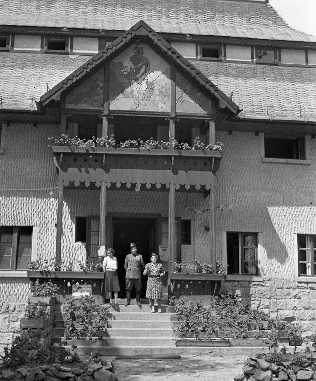 Hungary, Mátraháza, a Pagoda Hotel bejárata., 1943, Lissák Tivadar, gate, hotel, snow-shield, Fortepan #72250