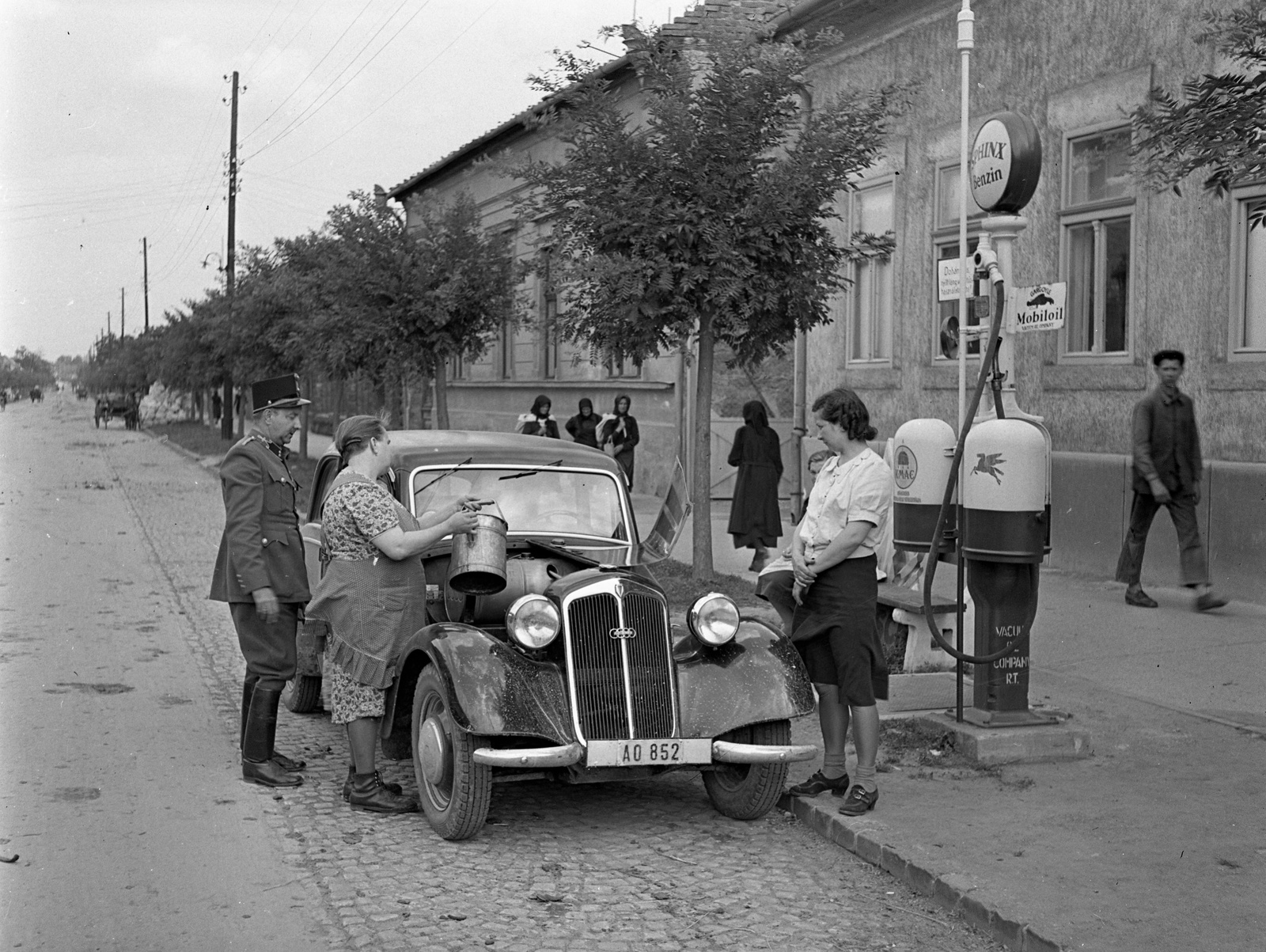 1943, Lissák Tivadar, német gyártmány, DKW-márka, benzinkút, katona, kockakő, automobil, rendszám, DKW F5/F7/F8, Mobiloil-márka, Best of, Fortepan #72253