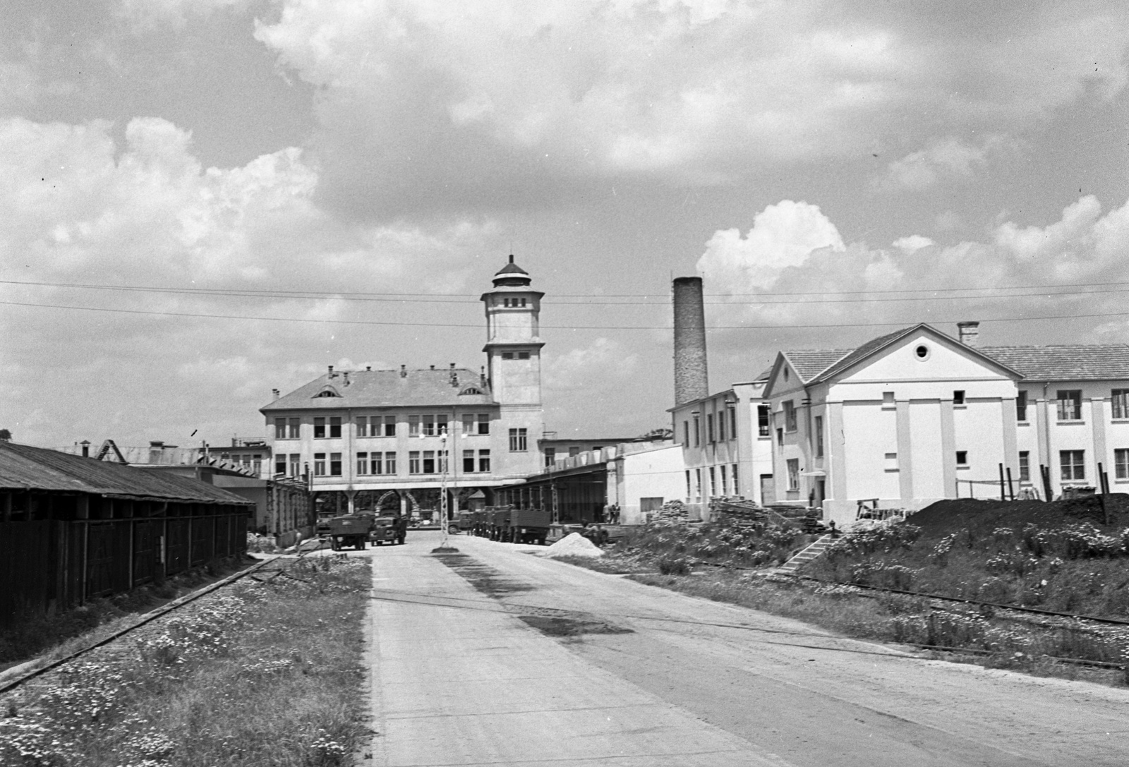 Hungary, Budapest XVI., Mátyásföld, Újszász utca 41-43. (Keresztúri út 1-3.), a Magyar Királyi Honvéd gépkocsiszertár udvar.a, 1943, Lissák Tivadar, military, Budapest, Fortepan #72261