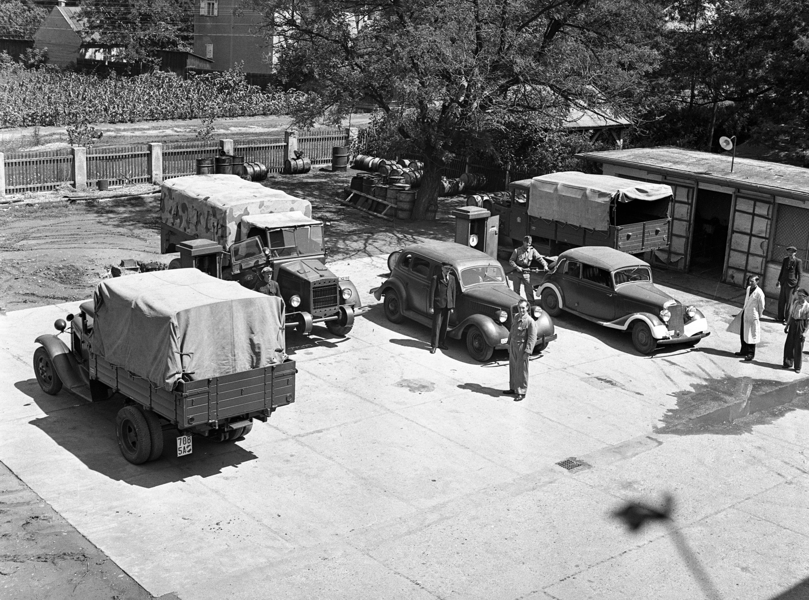 Hungary, Budapest XVI., Mátyásföld, Újszász utca 41-43. (Keresztúri út 1-3.), Magyar Királyi Honvéd gépkocsiszertár, üzemanyagtöltő állomás., 1943, Lissák Tivadar, German brand, Hungarian brand, commercial vehicle, military, Mercedes-brand, Ford-brand, gas station, automobile, Mercedes-Benz 170V, number plate, fueling, military number plate, Budapest, Fortepan #72267