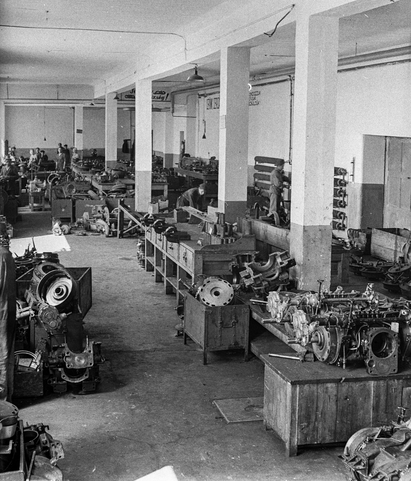 Hungary, Budapest XVI., Mátyásföld, Újszász utca 41-43. (Keresztúri út 1-3.), Magyar Királyi Honvéd gépkocsiszertár, javító műhely., 1943, Lissák Tivadar, military, workshop, engine, Budapest, Fortepan #72272