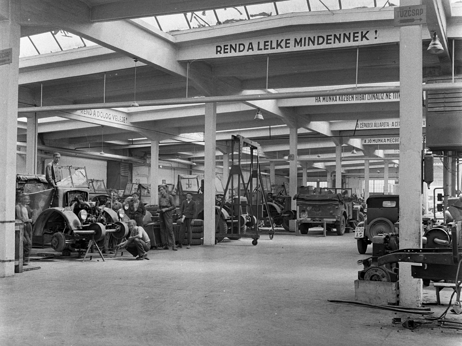 Hungary, Budapest XVI., Mátyásföld, Újszász utca 41-43. (Keresztúri út 1-3.), Magyar Királyi Honvéd gépkocsiszertár, javító műhely., 1943, Lissák Tivadar, German brand, label, Hungarian brand, military, Rába-brand, automobile, car repair, number plate, Auto-Union-brand, Budapest, skylight, Best of, Fortepan #72275