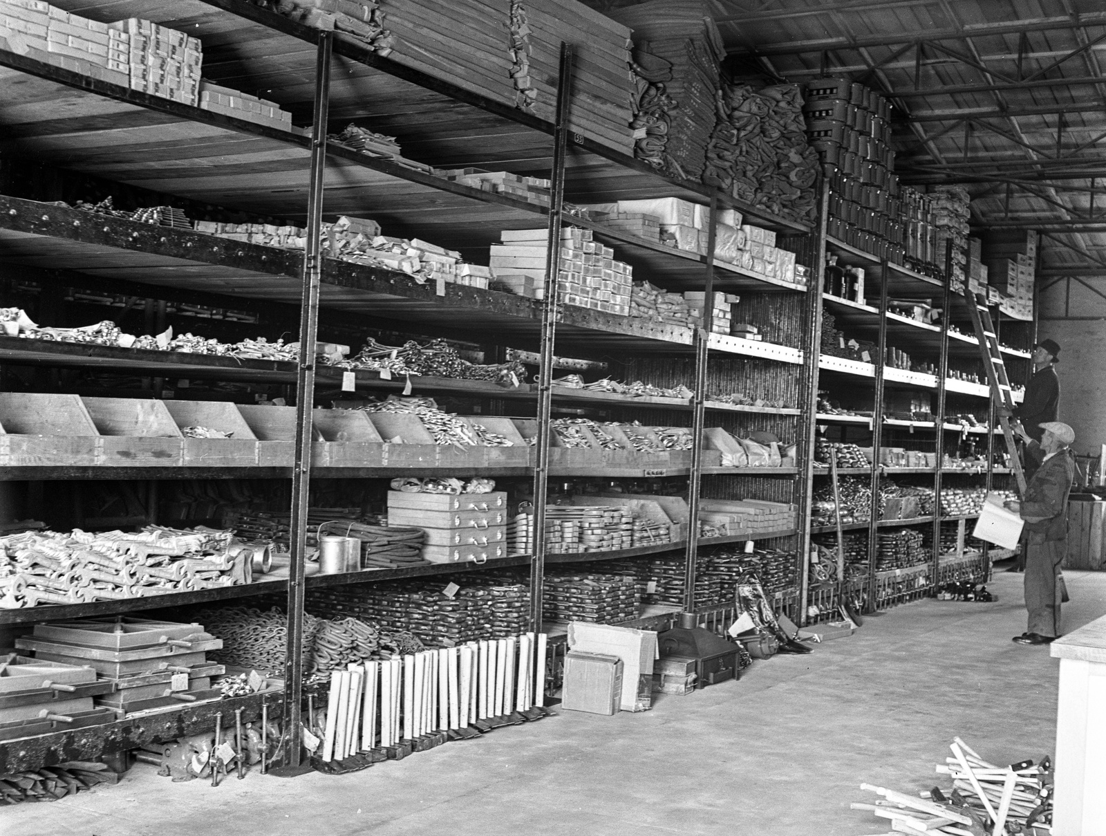 Hungary, Budapest XVI., Mátyásföld, Újszász utca 41-43. (Keresztúri út 1-3.), Magyar Királyi Honvéd gépkocsiszertár, raktár., 1943, Lissák Tivadar, military, shelf, warehouse, Budapest, Fortepan #72283