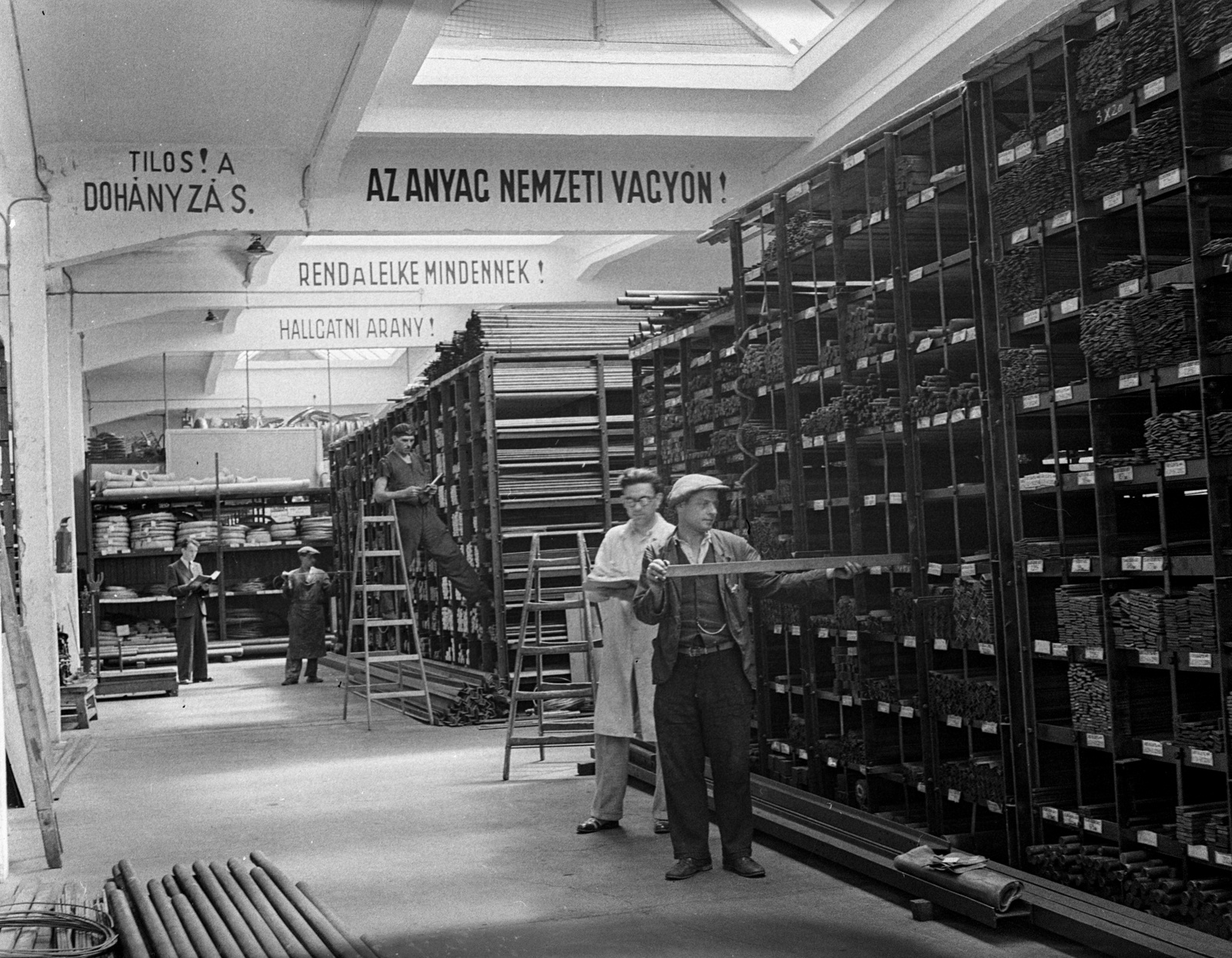 Magyarország, Budapest XVI., Mátyásföld, Újszász utca 41-43. (Keresztúri út 1-3.), Magyar Királyi Honvéd gépkocsiszertár, raktár., 1943, Lissák Tivadar, felirat, katonaság, létra, katona, raktár, ipari épület, Budapest, vasbeton födém, felülvilágító, Best of, Fortepan #72292