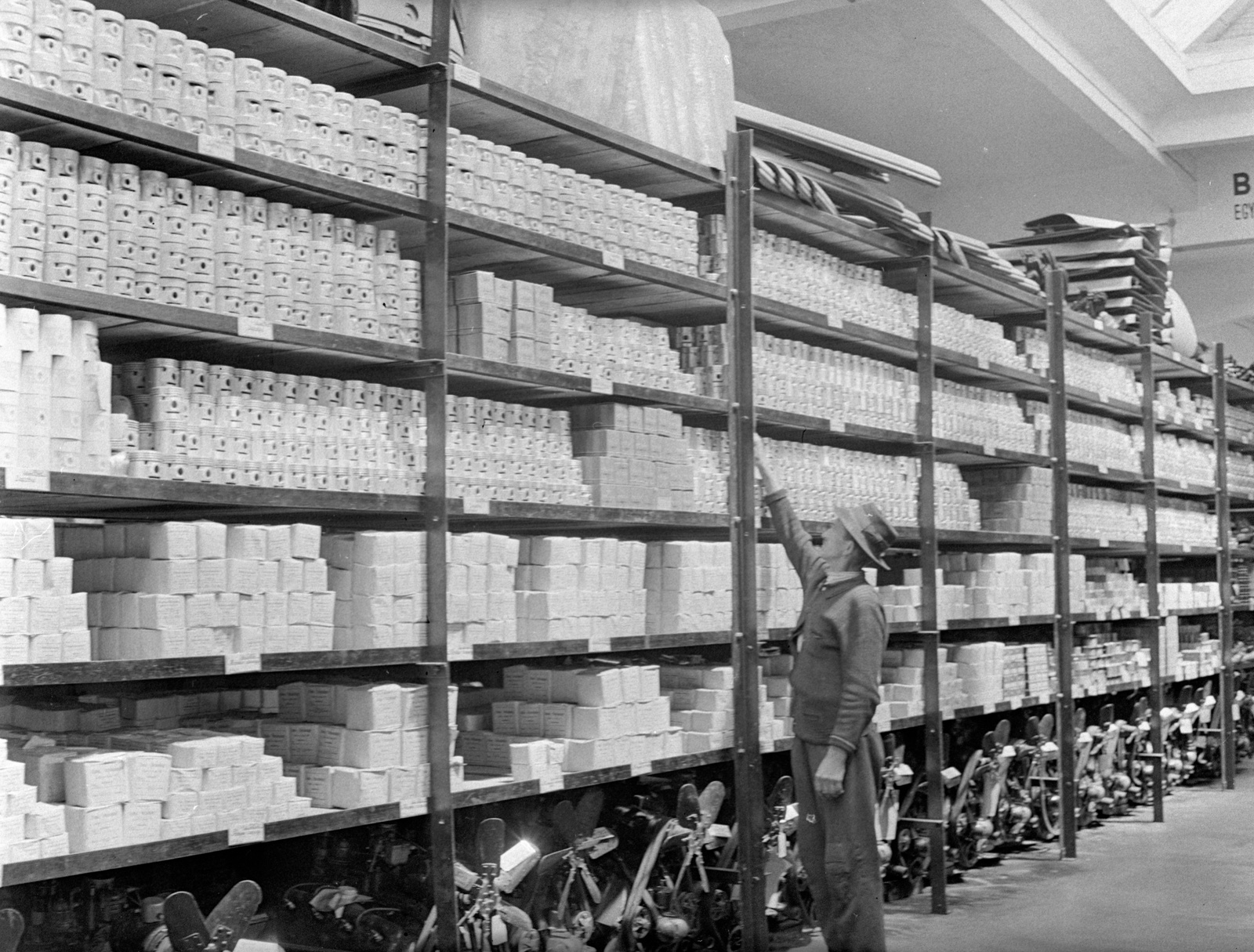 Hungary, Budapest XVI., Mátyásföld, Újszász utca 41-43. (Keresztúri út 1-3.), Magyar Királyi Honvéd gépkocsiszertár, raktár., 1943, Lissák Tivadar, military, soldier, warehouse, engine, Budapest, skylight, Fortepan #72293