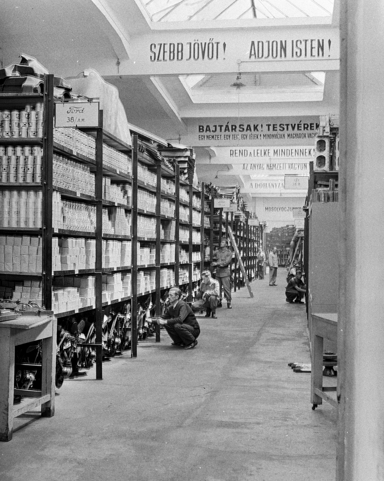 Hungary, Budapest XVI., Mátyásföld, Újszász utca 41-43. (Keresztúri út 1-3.), Magyar Királyi Honvéd gépkocsiszertár, raktár., 1943, Lissák Tivadar, label, military, Ford-brand, shelf, warehouse, industrial building, Budapest, reinforced concrete slab, skylight, Fortepan #72294