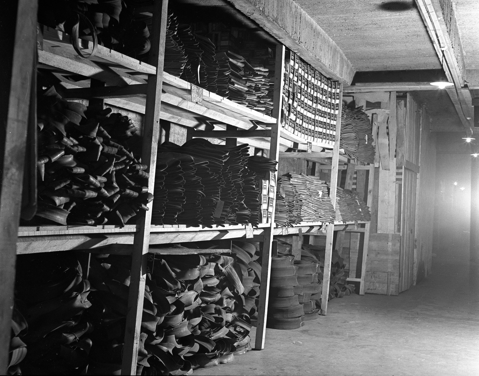 Hungary, Budapest XVI., Mátyásföld, Újszász utca 41-43. (Keresztúri út 1-3.), Magyar Királyi Honvéd gépkocsiszertár, raktár, 1943, Lissák Tivadar, military, inner tube, warehouse, Budapest, Fortepan #72299