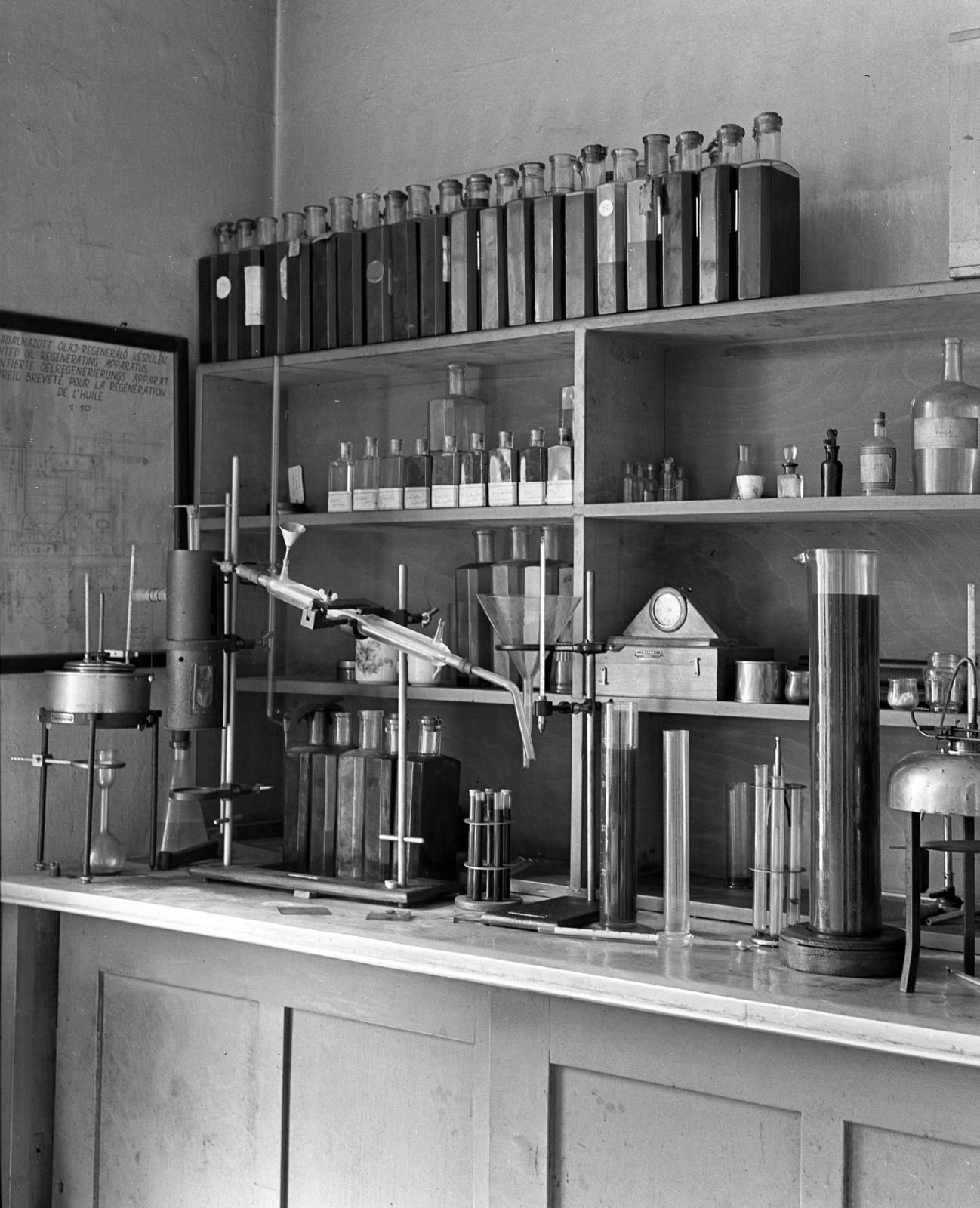 Hungary, Budapest XVI., Mátyásföld, Újszász utca 41-43. (Keresztúri út 1-3.), Magyar Királyi Honvéd gépkocsiszertár, laboratórium., 1943, Lissák Tivadar, shelf, Budapest, Fortepan #72306