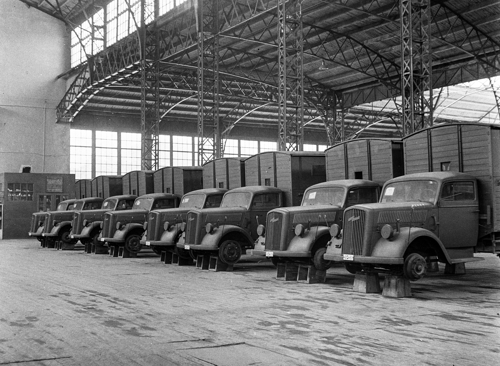 Hungary, Budapest XIV., a hadianyagraktárnak használt Iparcsarnok., 1943, Lissák Tivadar, German brand, Opel-brand, commercial vehicle, military, Skoda-brand, Czech brand, warehouse, Budapest, Fortepan #72314