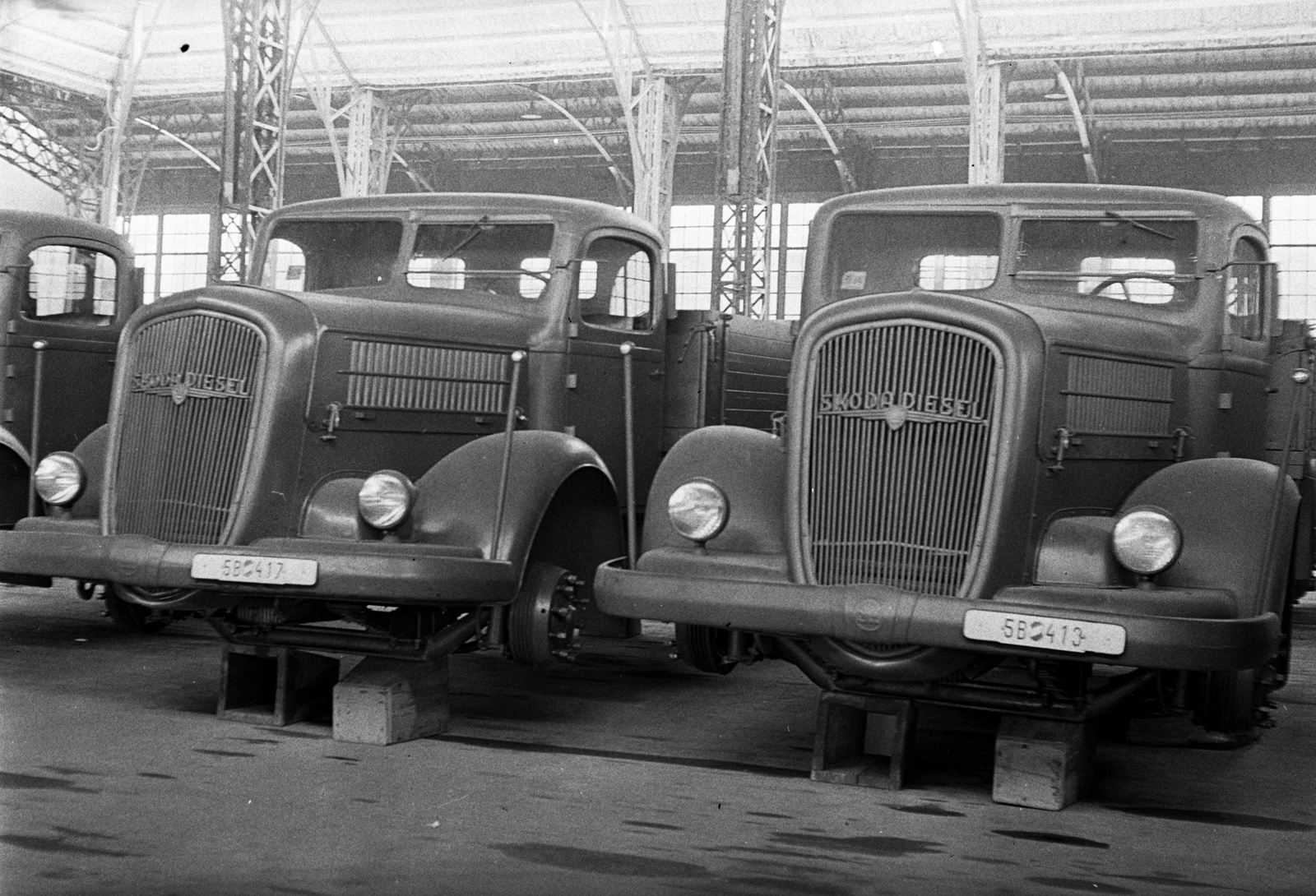 Hungary, Budapest XIV., a hadianyagraktárnak használt Iparcsarnok., 1943, Lissák Tivadar, commercial vehicle, military, Skoda-brand, Czech brand, number plate, military number plate, Budapest, Fortepan #72315