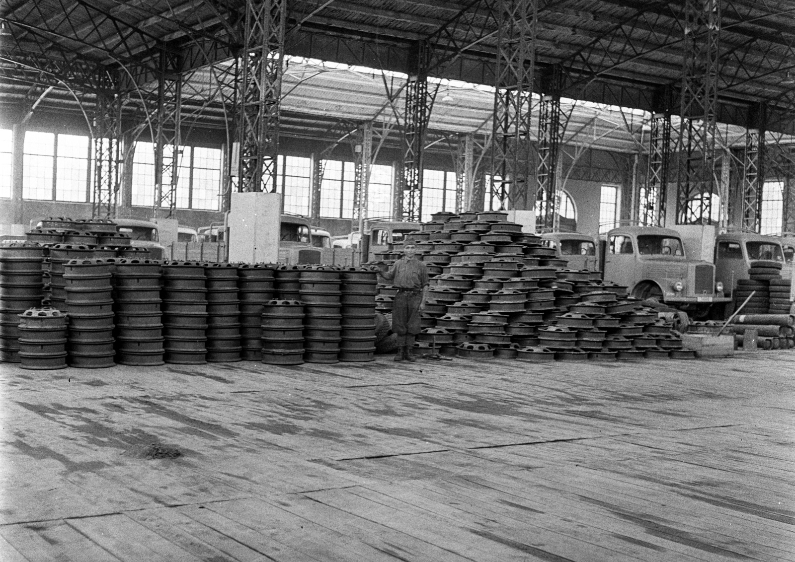 Hungary, Budapest XIV., a hadianyagraktárnak használt Iparcsarnok., 1943, Lissák Tivadar, German brand, commercial vehicle, military, soldier, warehouse, wheel, Budapest, Fortepan #72317
