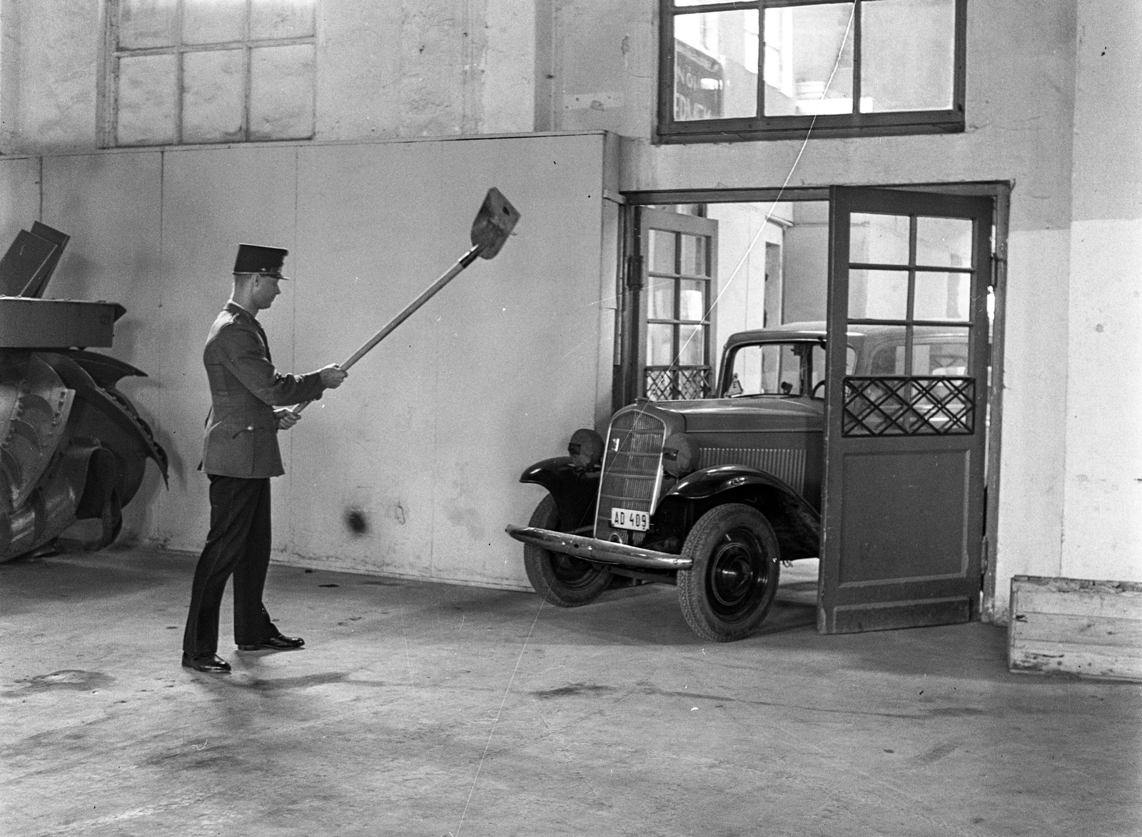 Hungary, Budapest XIV., az Iparcsarnok melletti, hadianyagraktárnak használt kiscsarnok., 1943, Lissák Tivadar, German brand, Opel-brand, military, shovel, soldier, automobile, number plate, Budapest, snowblower, Fortepan #72321