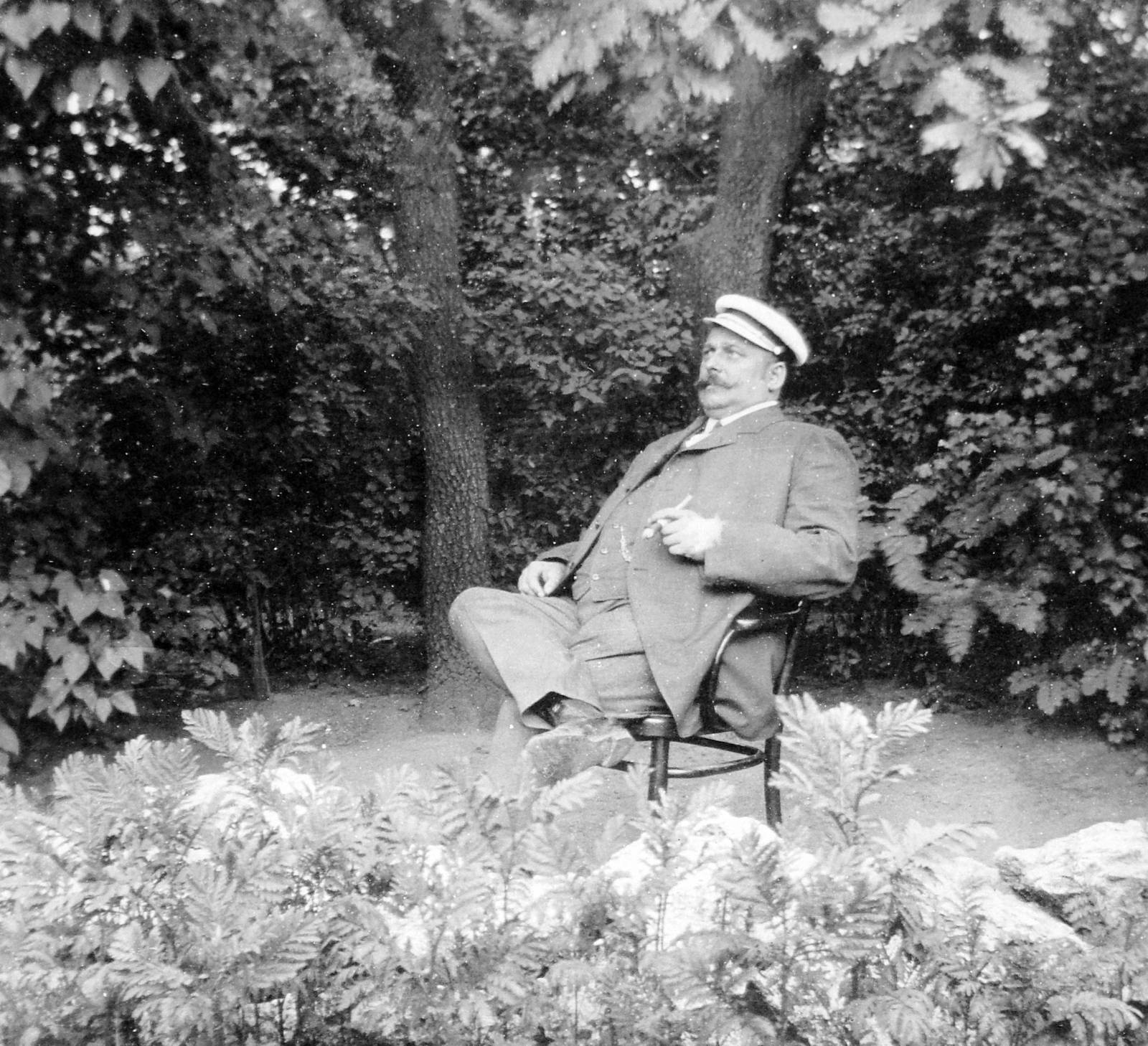 1923, Fortepan, portrait, smoking, garden, cigar, man, leg over leg, Fortepan #7233