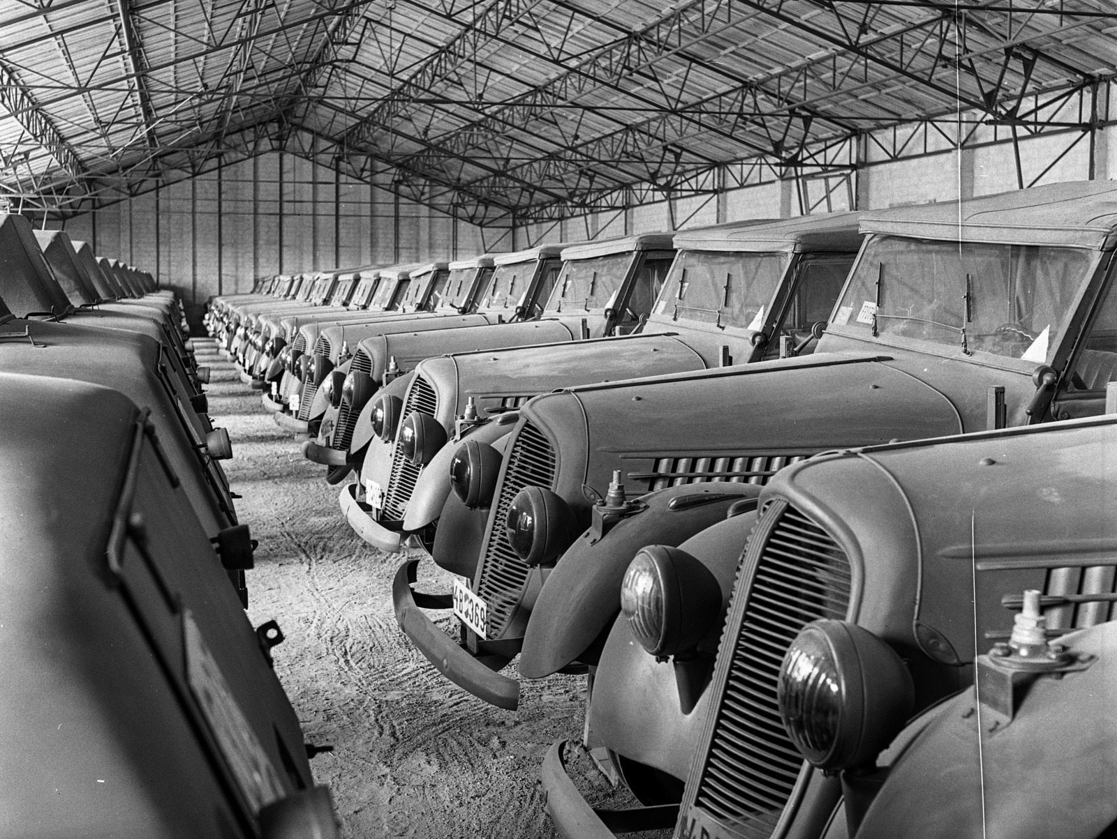 Hungary, Budapest XVI., Mátyásföld, Újszász utca 41-43. (Keresztúri út 1-3.), Magyar Királyi Honvéd gépkocsiszertár, gépjármű raktár., 1943, Lissák Tivadar, military, Skoda-brand, Czech brand, automobile, number plate, Budapest, truss bridge, Fortepan #72337