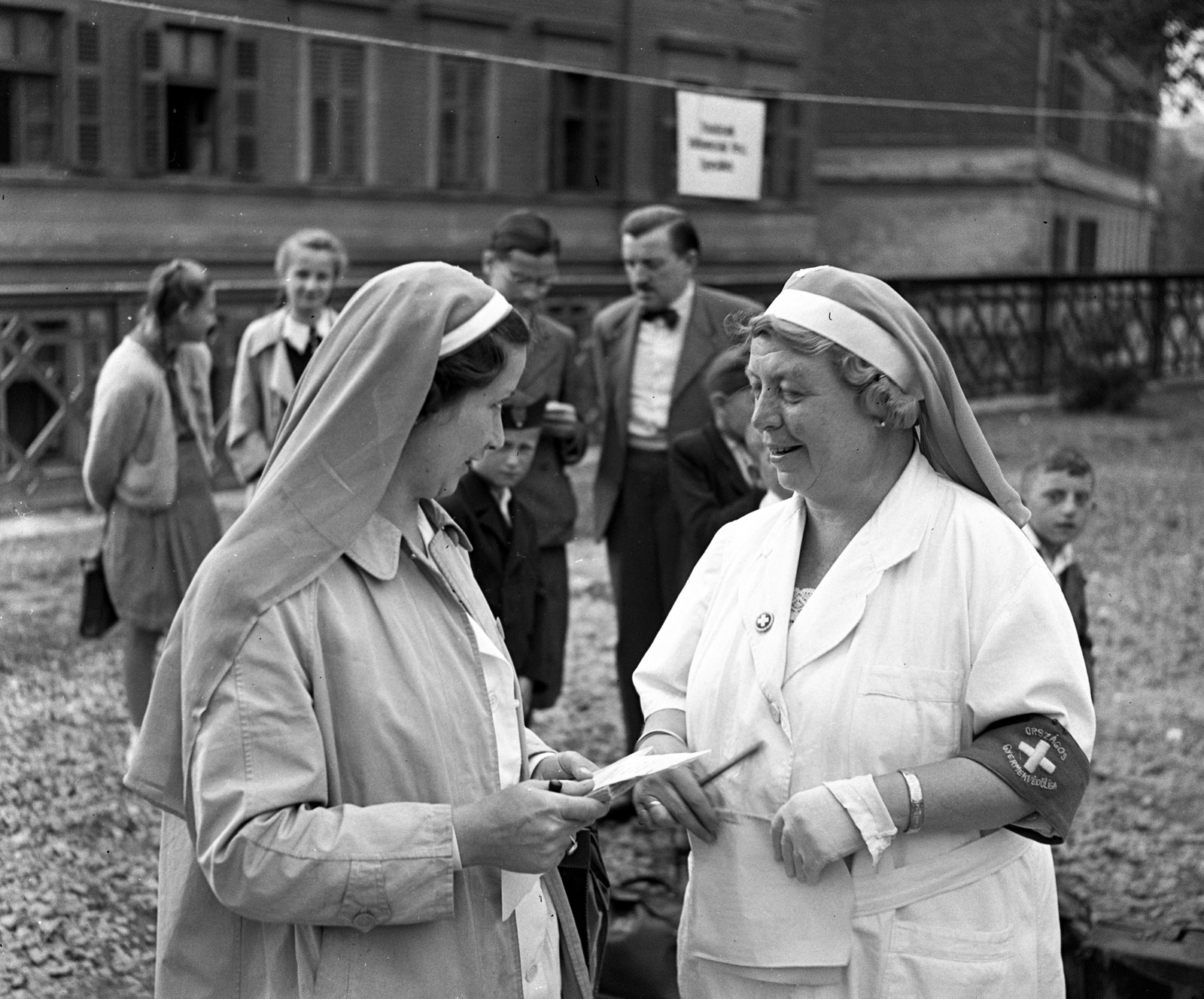 Hungary, Budapest I., a Déli pályaudvar indulási oldala. Az Országos Gyermekvédő Liga önkéntesei és a liga szervezésében nyaralásra induló gyerekek hozzátartozóikkal., 1943, Lissák Tivadar, nurse, armband, Budapest, Fortepan #72338