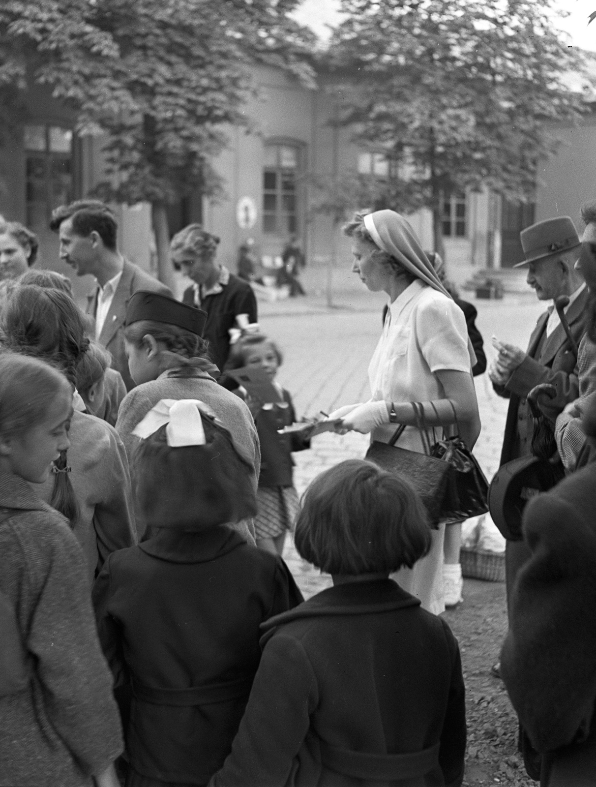 Hungary, Budapest I., a Déli pályaudvar indulási oldala. Az Országos Gyermekvédő Liga önkéntese és a liga szervezésében nyaralásra induló gyerekek hozzátartozóikkal., 1943, Lissák Tivadar, Budapest, Fortepan #72340
