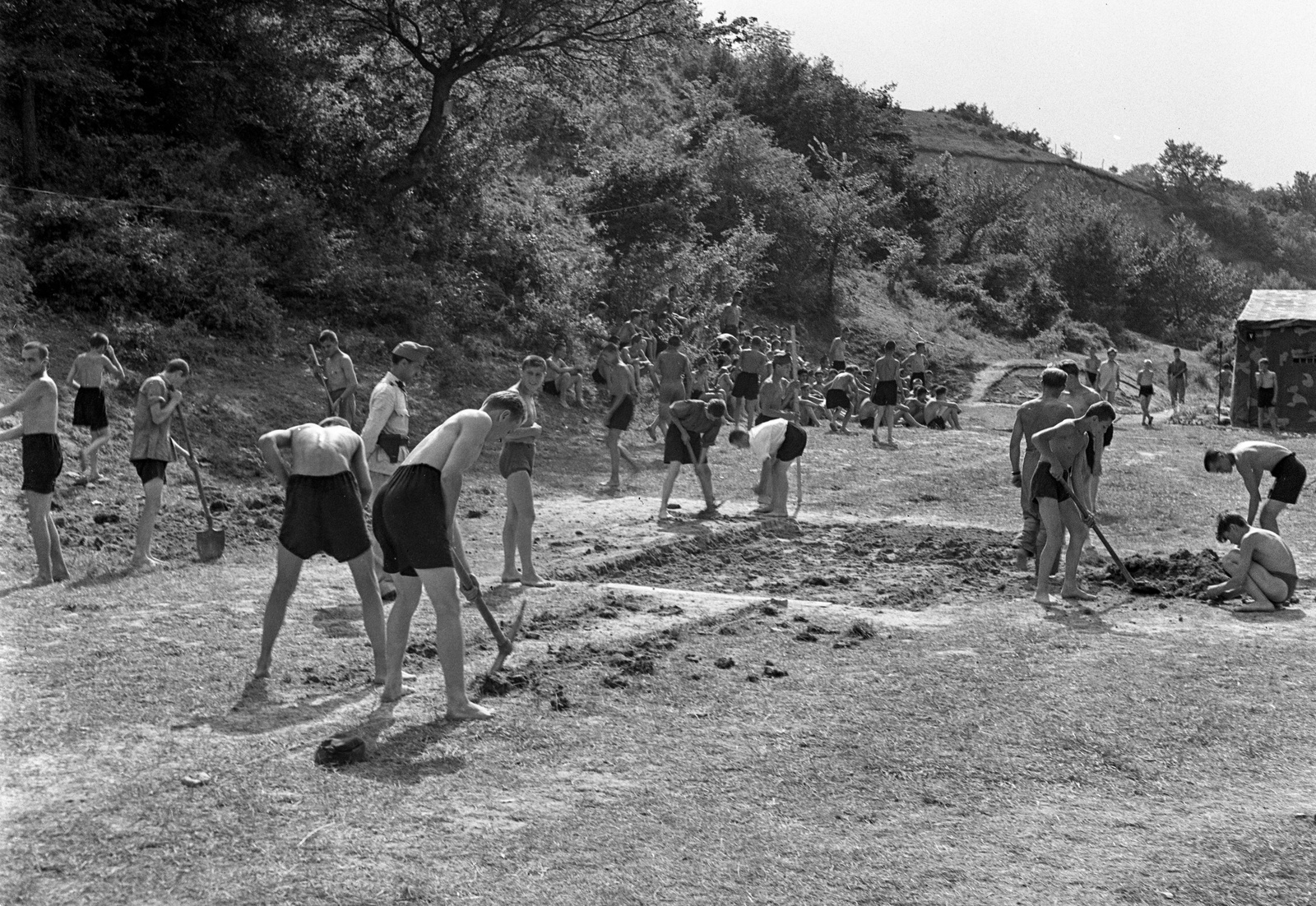 Hungary,Lake Balaton, Tihany, Gödrös, a honvédség központi gépkocsi javító műhelyének tanonc tábora., 1943, Lissák Tivadar, military, soldier, camp, barefoot, half-naked, Fortepan #72347