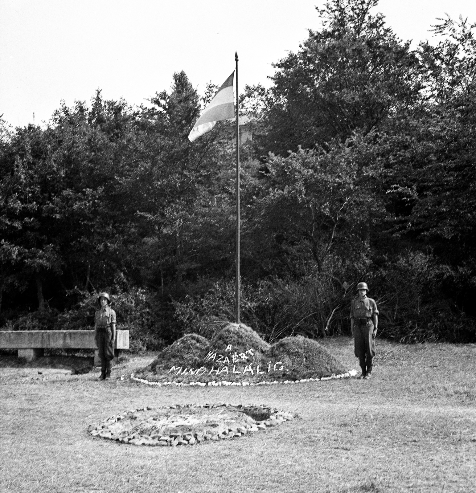 Hungary,Lake Balaton, Tihany, Gödrös, a honvédség központi gépkocsi javító műhelyének tanonc tábora., 1943, Lissák Tivadar, flag, military, guard, flag pole, guard of honour, Fortepan #72350