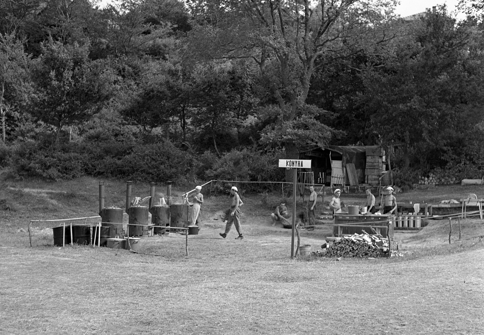 Hungary,Lake Balaton, Tihany, Gödrös, a honvédség központi gépkocsi javító műhelyének tanonc tábora., 1943, Lissák Tivadar, military, kitchen, camp, board, Best of, Fortepan #72351