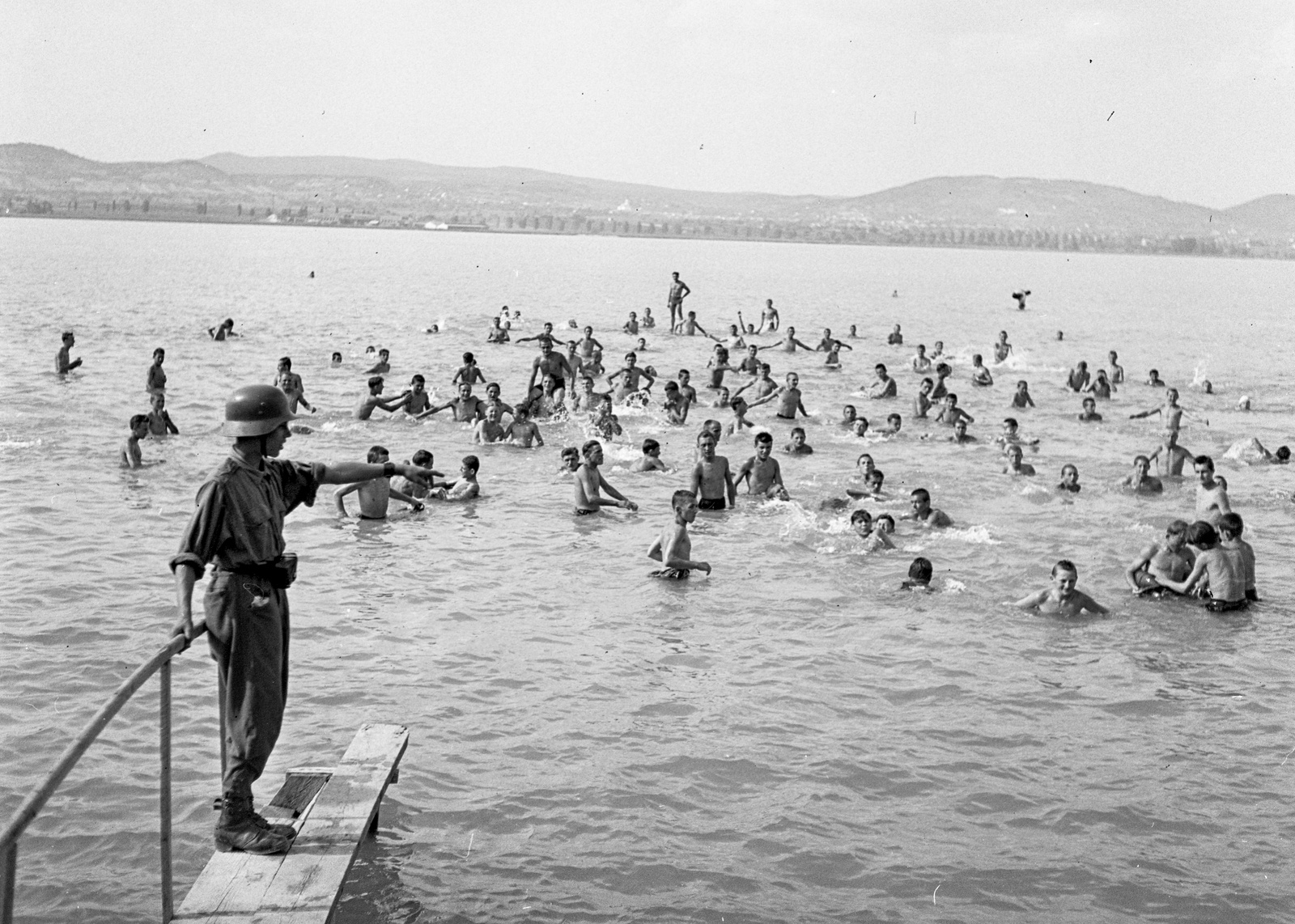 Magyarország,Balaton, Tihany, Gödrös, a honvédség központi gépkocsi javító műhelyének tanonc tábora., 1943, Lissák Tivadar, katonaság, rohamsisak, katona, tábor, fürdés, Fortepan #72355