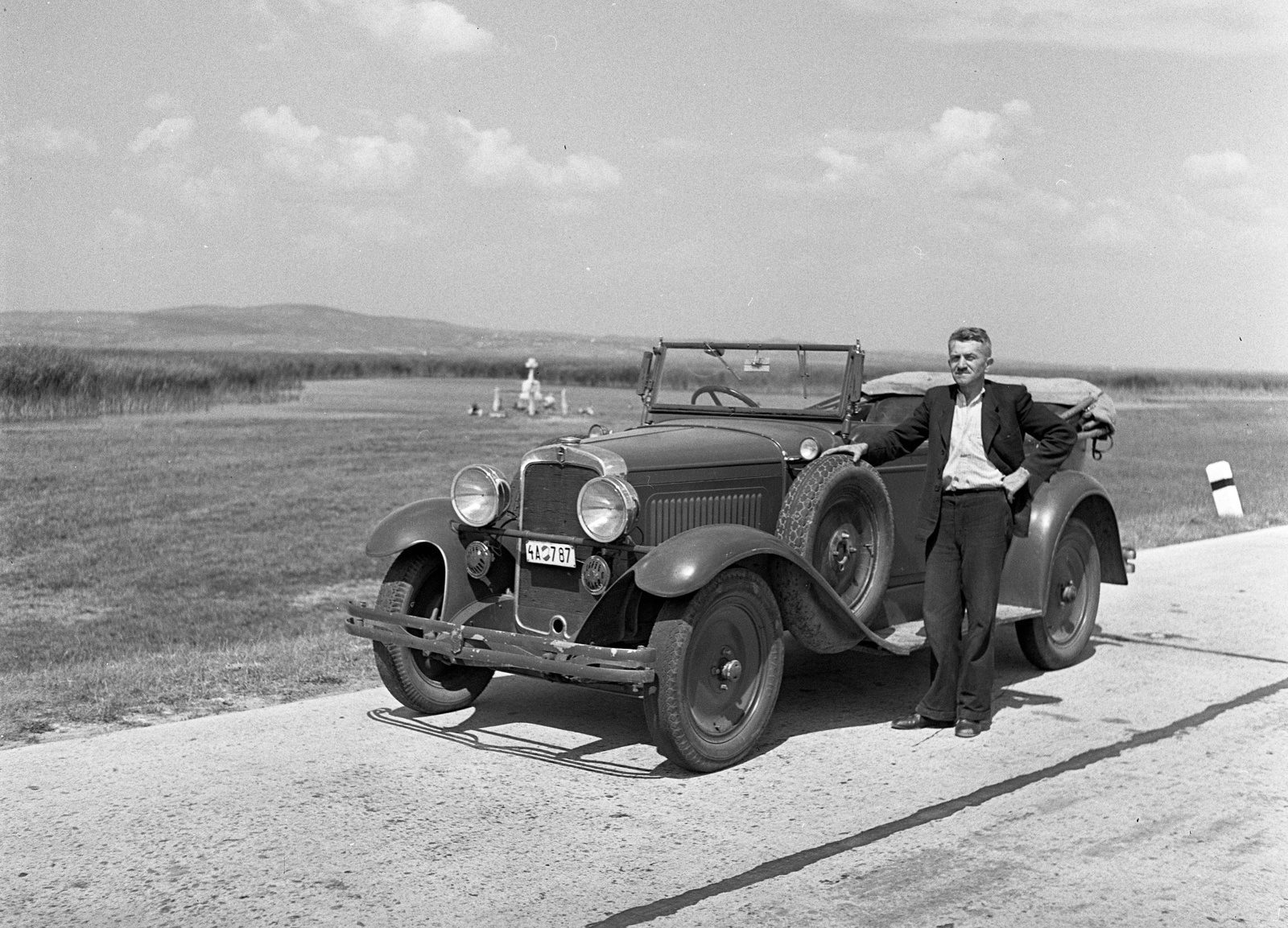 Hungary, Lake Velence, Dinnyés, a Sarvajcz Lajos emlékére állított kereszt, a 7-es főút felől nézve., 1943, Lissák Tivadar, american brand, chauffeur, automobile, spare wheel, Fortepan #72357