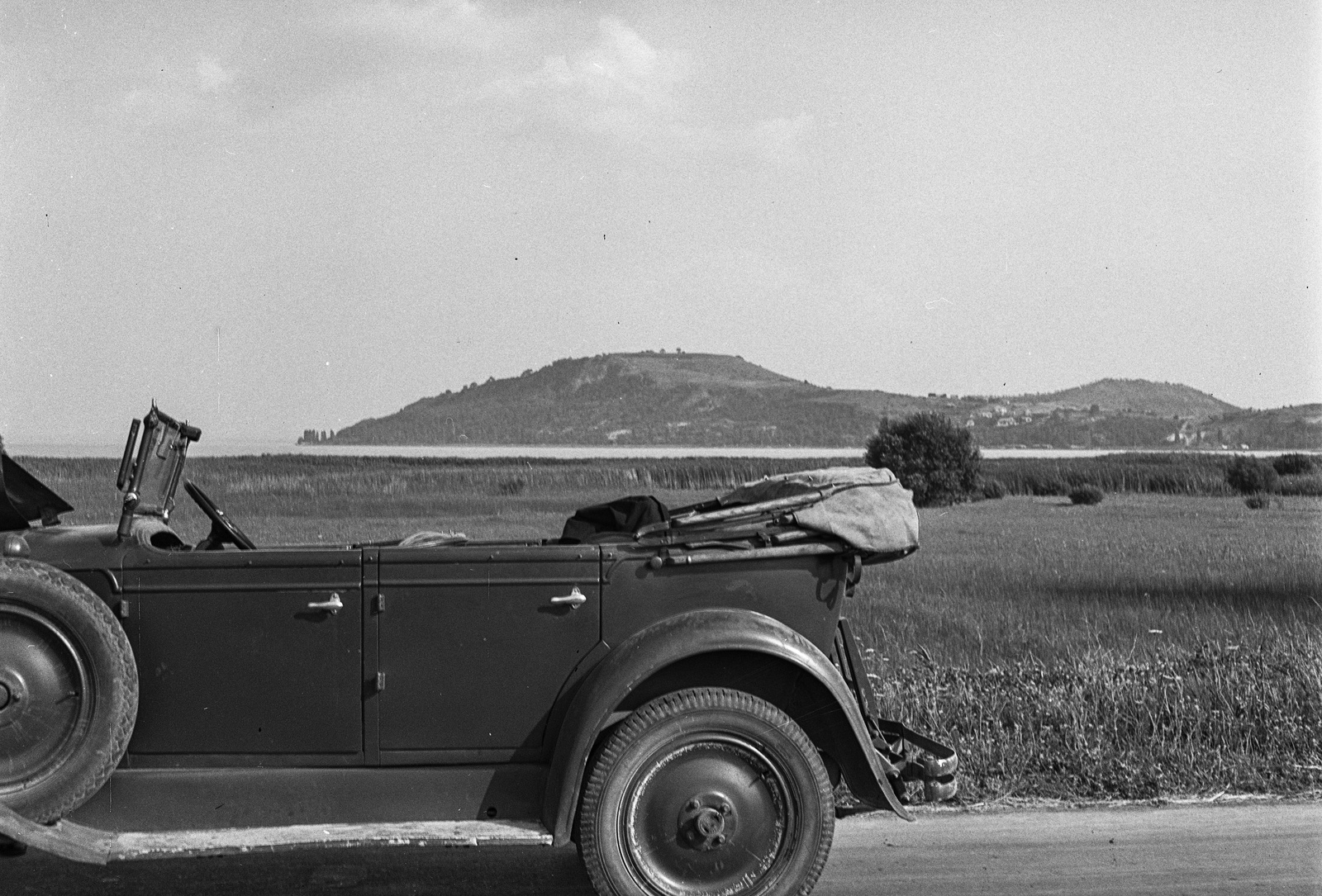 Hungary,Lake Balaton, a 71-es főút Tihany és Balatonfüred között, a háttérben a Tihanyi-félsziget., 1943, Lissák Tivadar, american brand, picture, automobile, Fortepan #72359