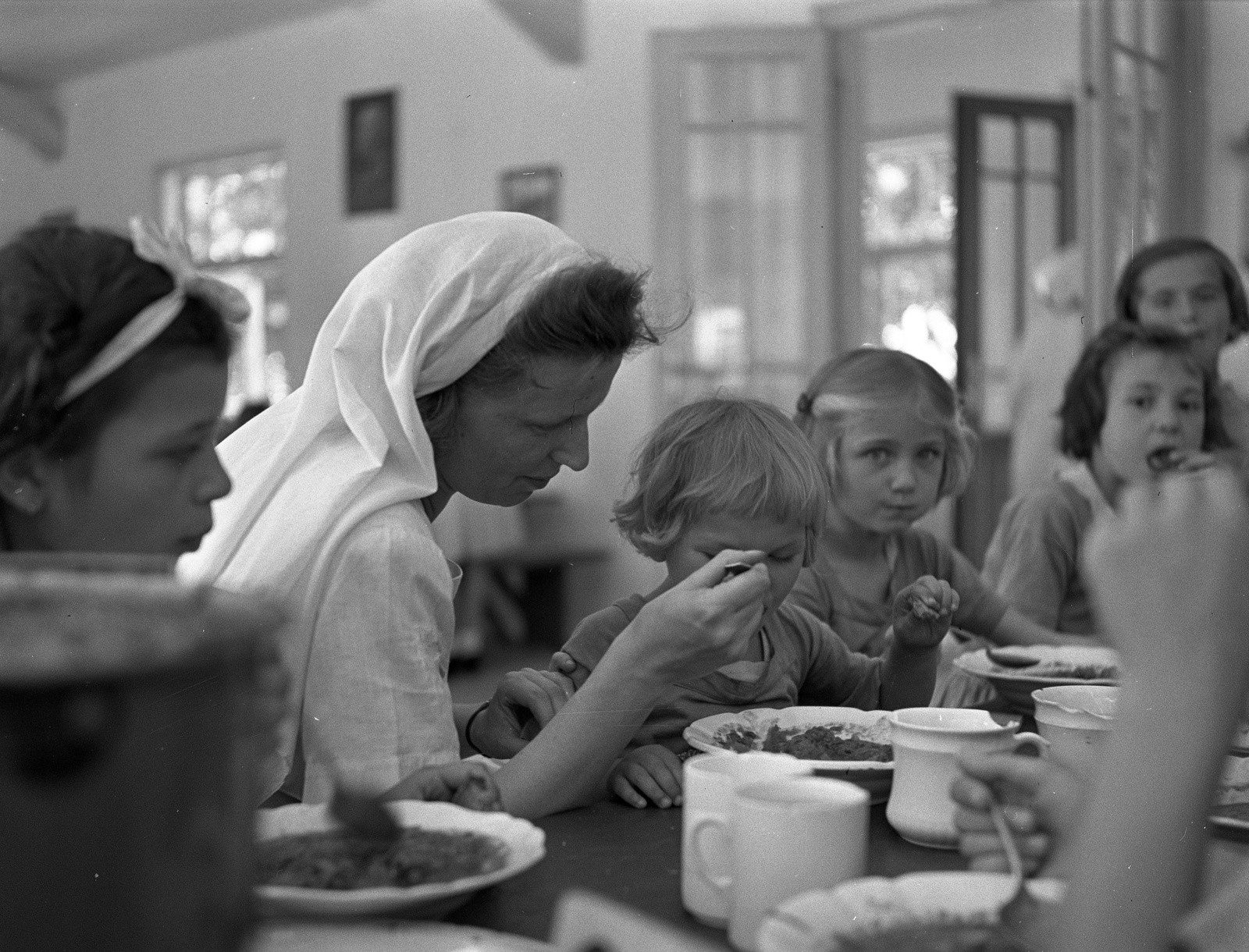 Magyarország, Farkasgyepű, Frigyes főherceg üdülőtelep és erdei iskola (később a Veszprém Megyei Tüdőgyógyintézet szanatóriuma)., 1943, Lissák Tivadar, étkezés, ápolónő, erdei iskola, Best of, Fortepan #72363