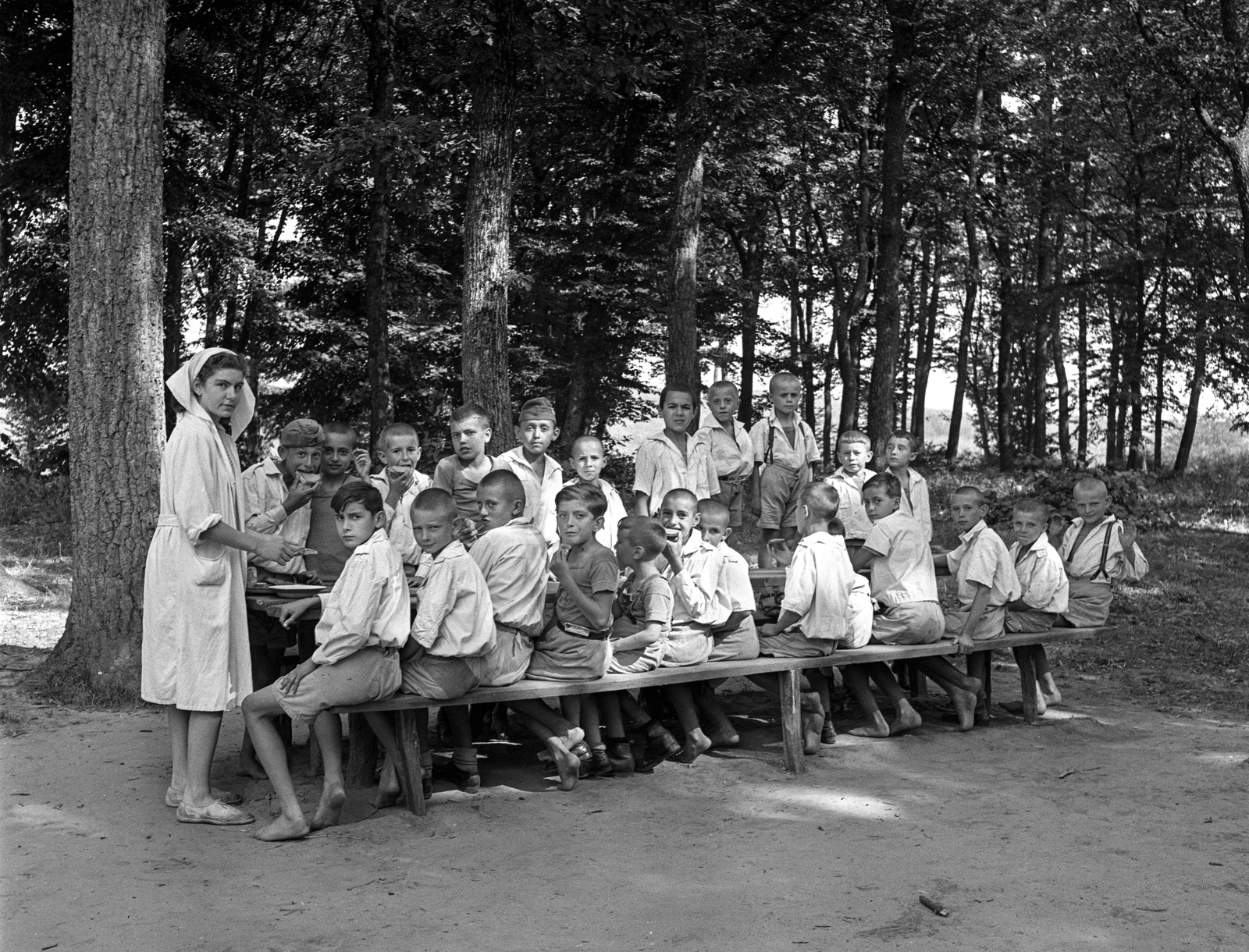 Hungary, Farkasgyepű, Frigyes főherceg üdülőtelep és erdei iskola (később a Veszprém Megyei Tüdőgyógyintézet szanatóriuma)., 1943, Lissák Tivadar, meal, tableau, nurse, barefoot, forest school, Fortepan #72365