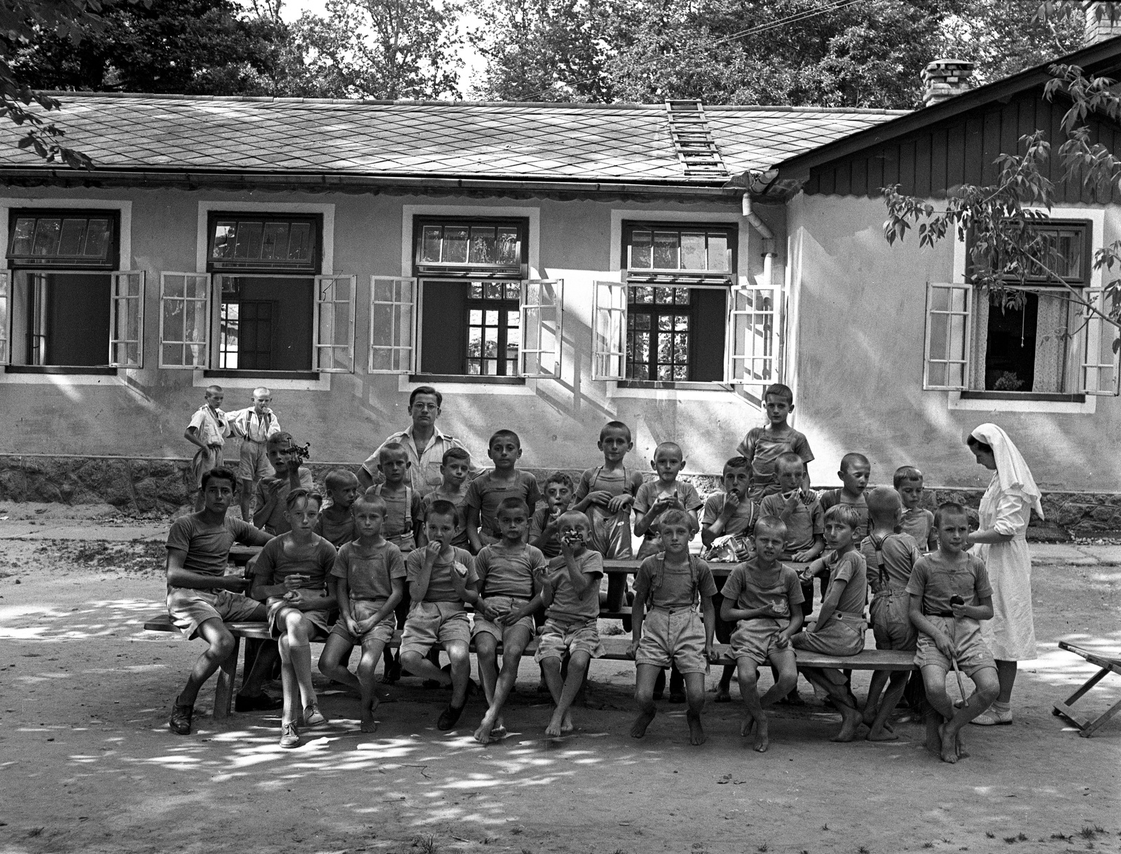 Hungary, Farkasgyepű, Frigyes főherceg üdülőtelep és erdei iskola (később a Veszprém Megyei Tüdőgyógyintézet szanatóriuma)., 1943, Lissák Tivadar, tableau, nurse, barefoot, forest school, Fortepan #72366