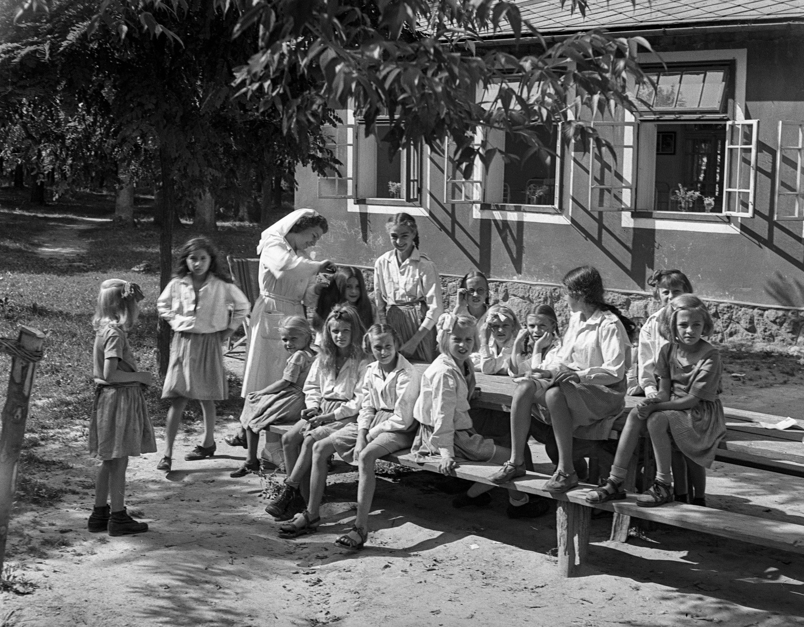 Hungary, Farkasgyepű, Frigyes főherceg üdülőtelep és erdei iskola (később a Veszprém Megyei Tüdőgyógyintézet szanatóriuma)., 1943, Lissák Tivadar, tableau, nurse, forest school, Fortepan #72369