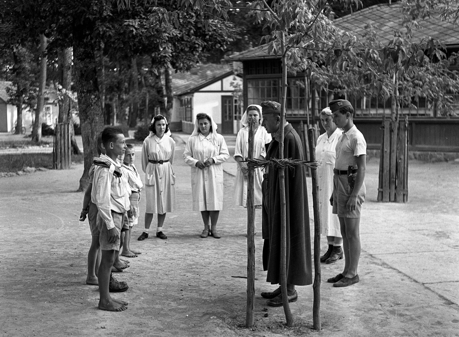 Hungary, Farkasgyepű, Frigyes főherceg üdülőtelep és erdei iskola (később a Veszprém Megyei Tüdőgyógyintézet szanatóriuma)., 1943, Lissák Tivadar, nurse, barefoot, knife, forest school, soldier, Fortepan #72373