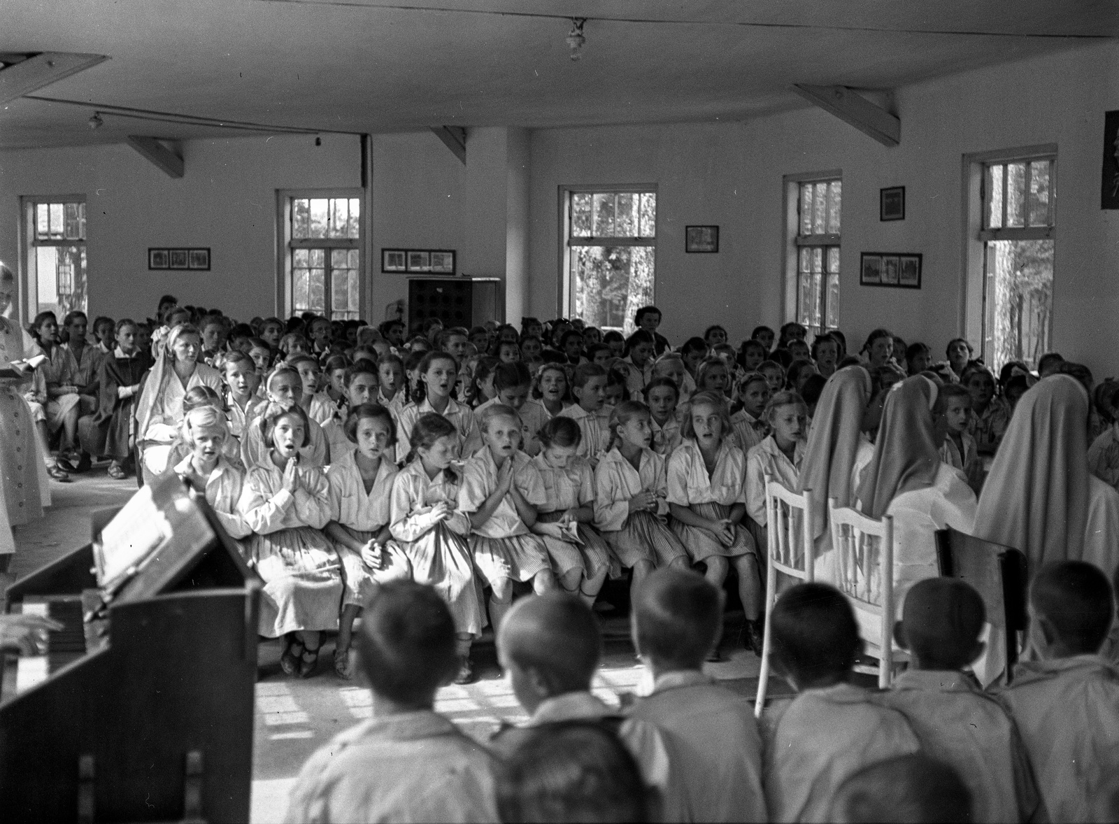 Hungary, Farkasgyepű, Frigyes főherceg üdülőtelep és erdei iskola (később a Veszprém Megyei Tüdőgyógyintézet szanatóriuma)., 1943, Lissák Tivadar, musical instrument, tableau, nurse, organ, forest school, Fortepan #72376