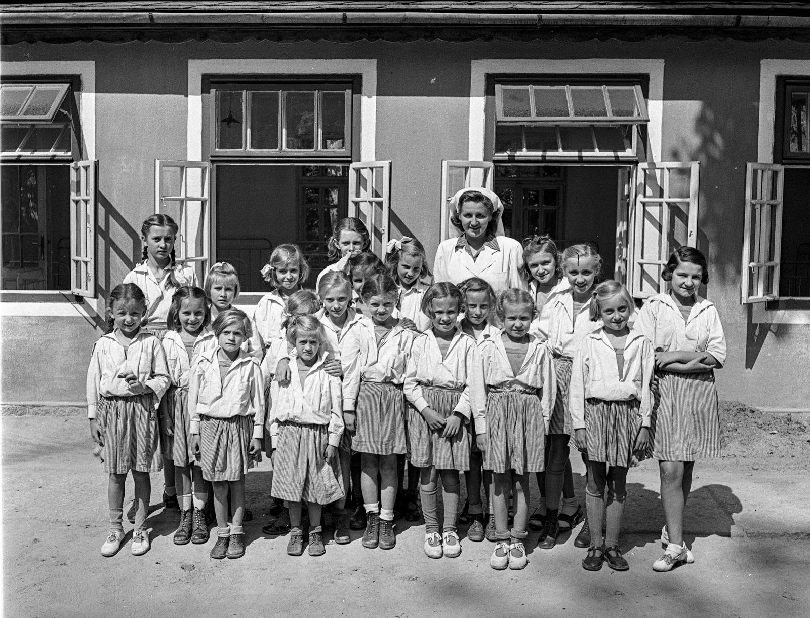 Hungary, Farkasgyepű, Frigyes főherceg üdülőtelep és erdei iskola (később a Veszprém Megyei Tüdőgyógyintézet szanatóriuma)., 1943, Lissák Tivadar, tableau, nurse, forest school, Fortepan #72381