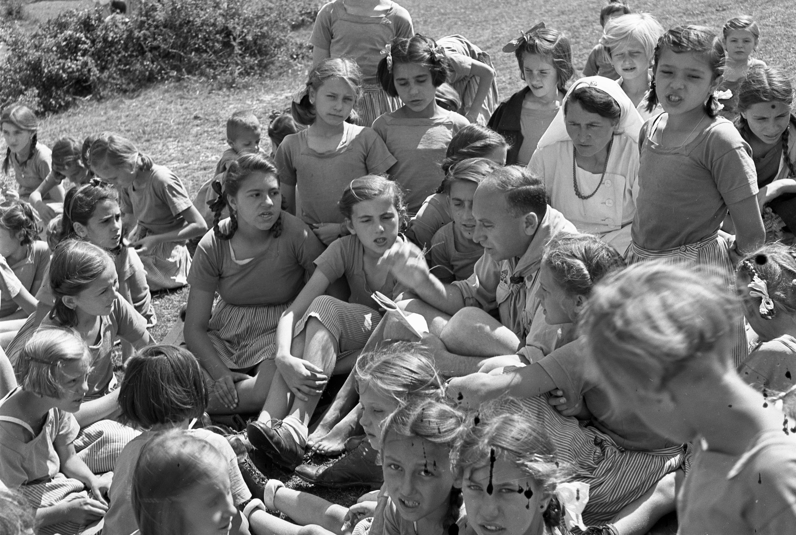 Hungary, Farkasgyepű,Bakonyjákó, a két helység közötti kirándulás, a Frigyes főherceg üdülőtelep és erdei iskola nevelőnői., 1943, Lissák Tivadar, excursion, tableau, nurse, forest school, Fortepan #72397