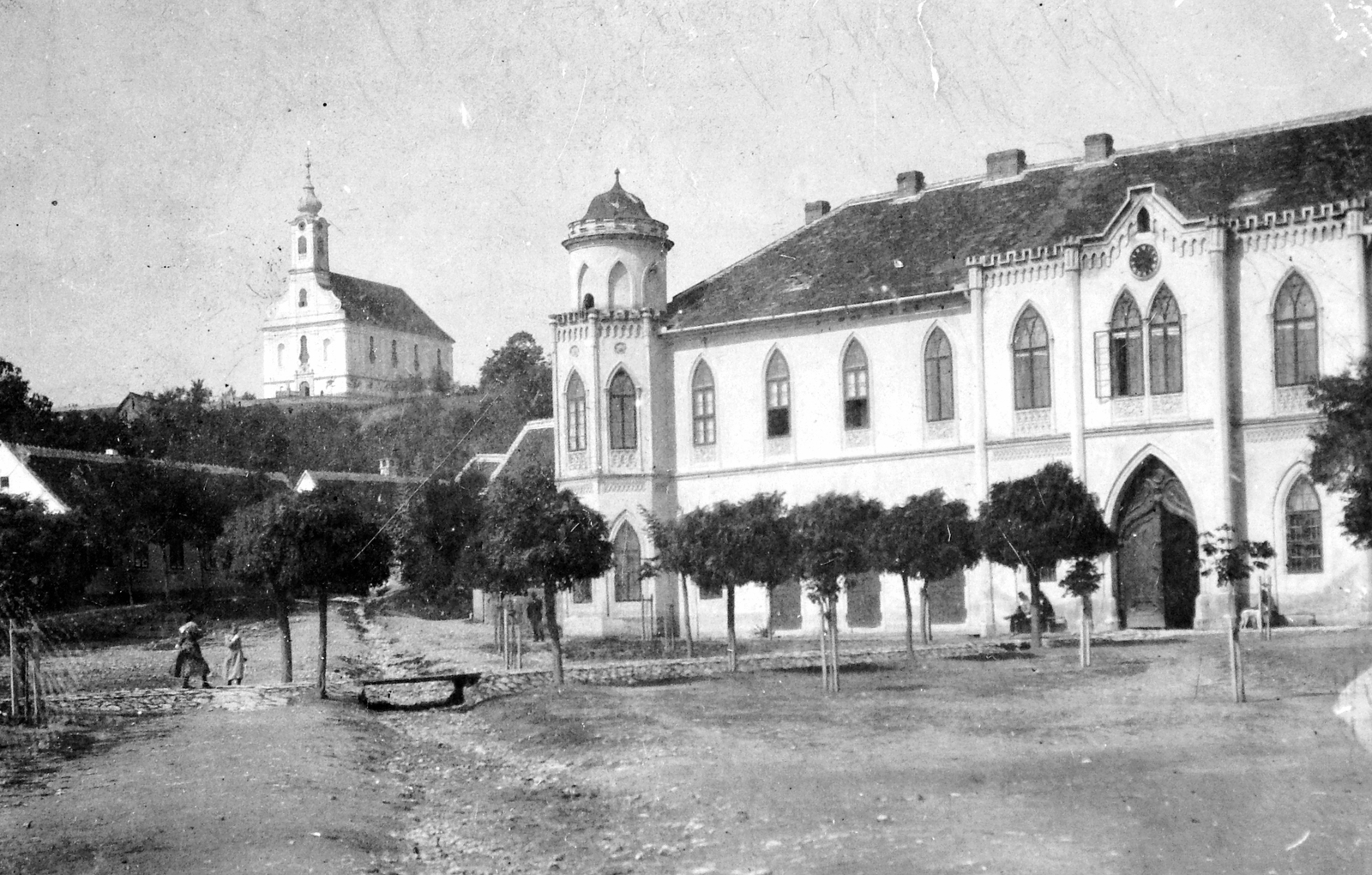 Magyarország, Pécsvárad, Szentháromság tér, Városháza, háttérben a Nagyboldogasszony-templom., 1908, Fortepan, templom, középület, Fortepan #7240