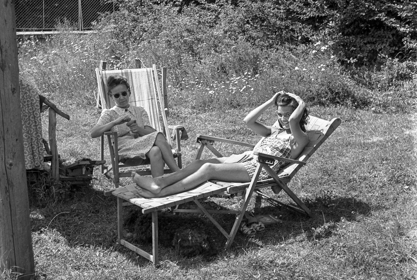 Hungary, Farkasgyepű, Frigyes főherceg üdülőtelep és erdei iskola (később a Veszprém Megyei Tüdőgyógyintézet szanatóriuma)., 1943, Lissák Tivadar, smile, sunbathe, woman, deck chair, forest school, Fortepan #72402