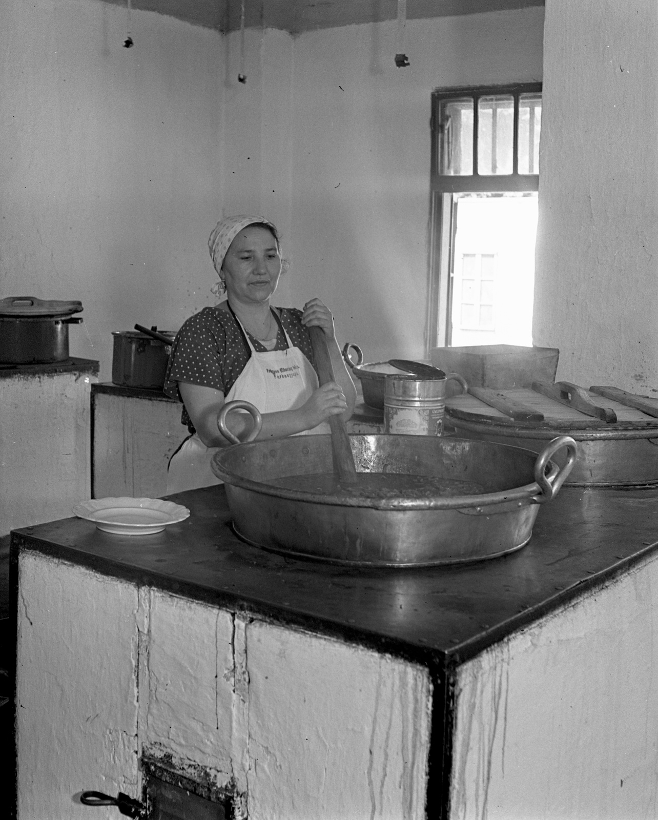 Hungary, Farkasgyepű, Frigyes főherceg üdülőtelep és erdei iskola (később a Veszprém Megyei Tüdőgyógyintézet szanatóriuma)., 1943, Lissák Tivadar, kitchen, cooking, forest school, Fortepan #72405