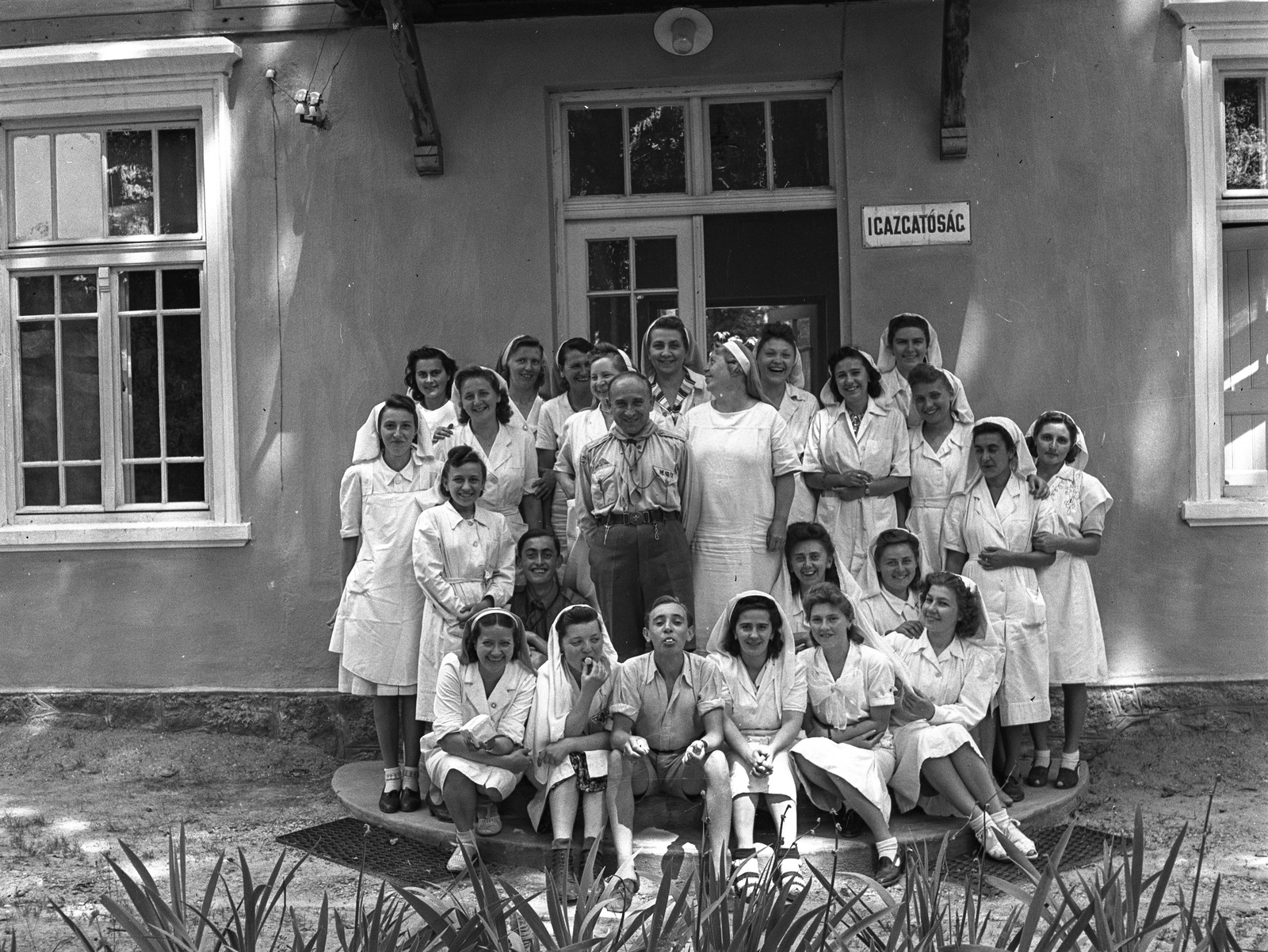 Magyarország, Farkasgyepű, Frigyes főherceg üdülőtelep és erdei iskola (később a Veszprém Megyei Tüdőgyógyintézet szanatóriuma)., 1943, Lissák Tivadar, csoportkép, ápolónő, katona, tábla, erdei iskola, Fortepan #72407