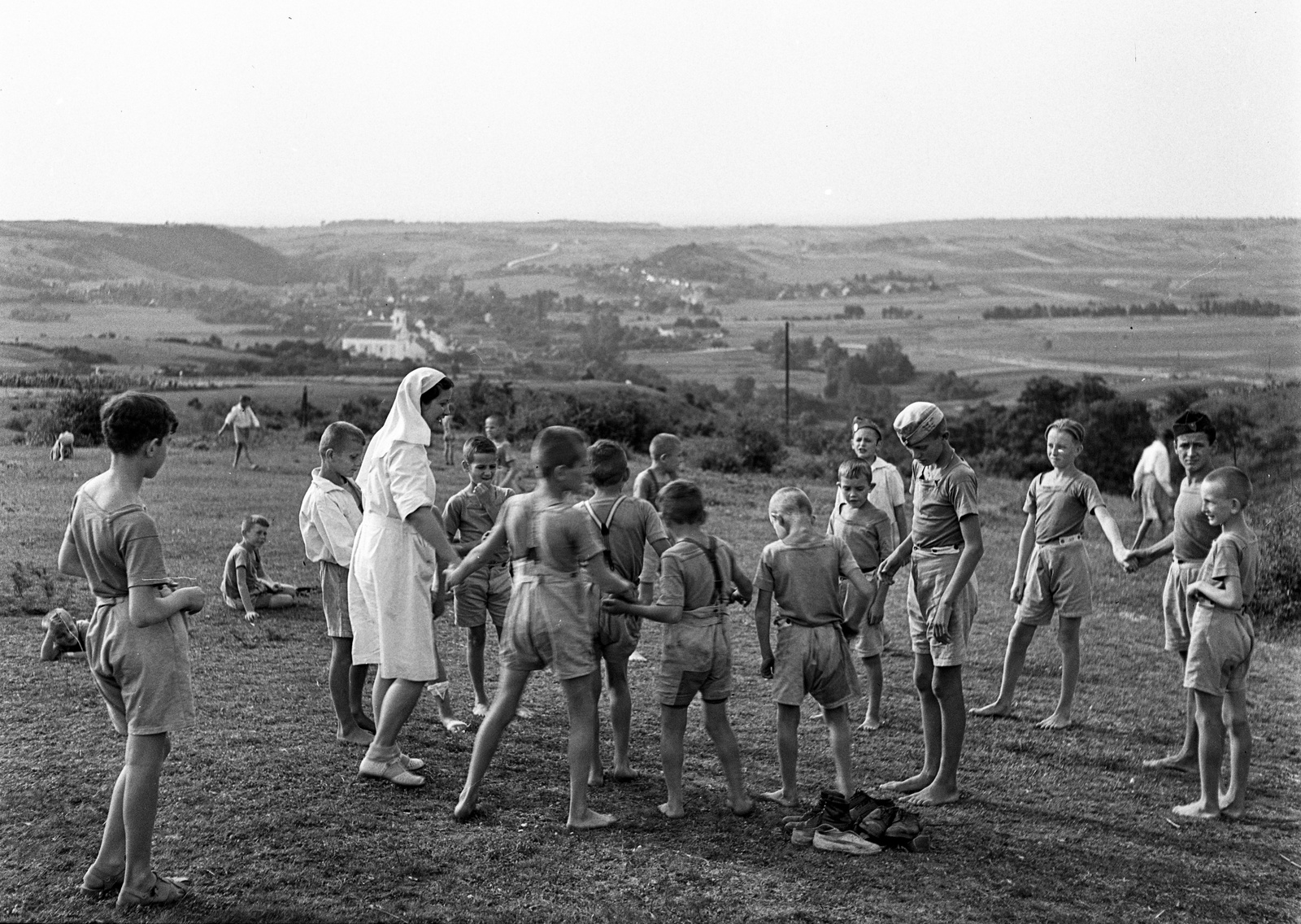 Hungary, Bakonyjákó, a község látképe Farkasgyepű felől., 1943, Lissák Tivadar, picture, nurse, cap, toy, barefoot, forest school, Fortepan #72410