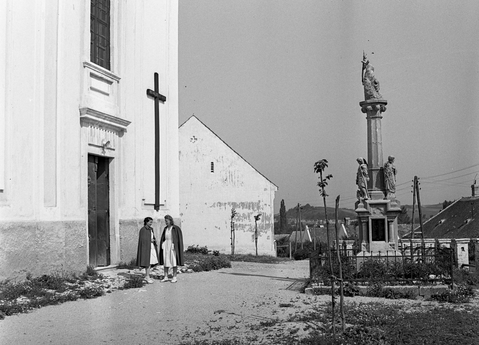 Magyarország, Bakonyjákó, Rákóczi Ferenc utca, Szentháromság-szobor a katolikus templom előtt., 1943, Lissák Tivadar, templom, kereszt_jelkép, szentháromság szobor, Fortepan #72411