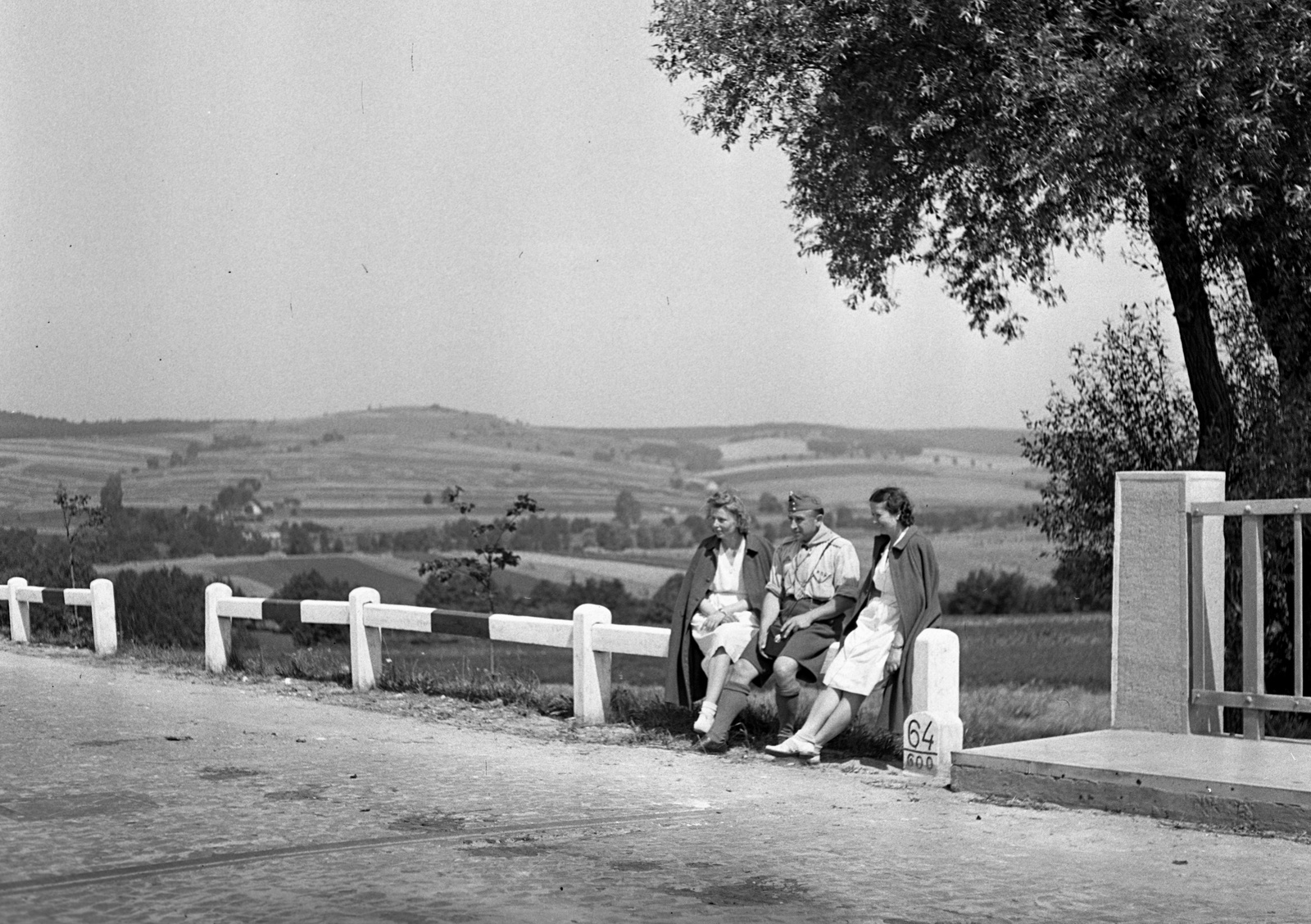 Hungary, Városlőd, 8-as főút a 83-as út feletti viaduktnál., 1943, Lissák Tivadar, nurse, fence, soldier, Fortepan #72412