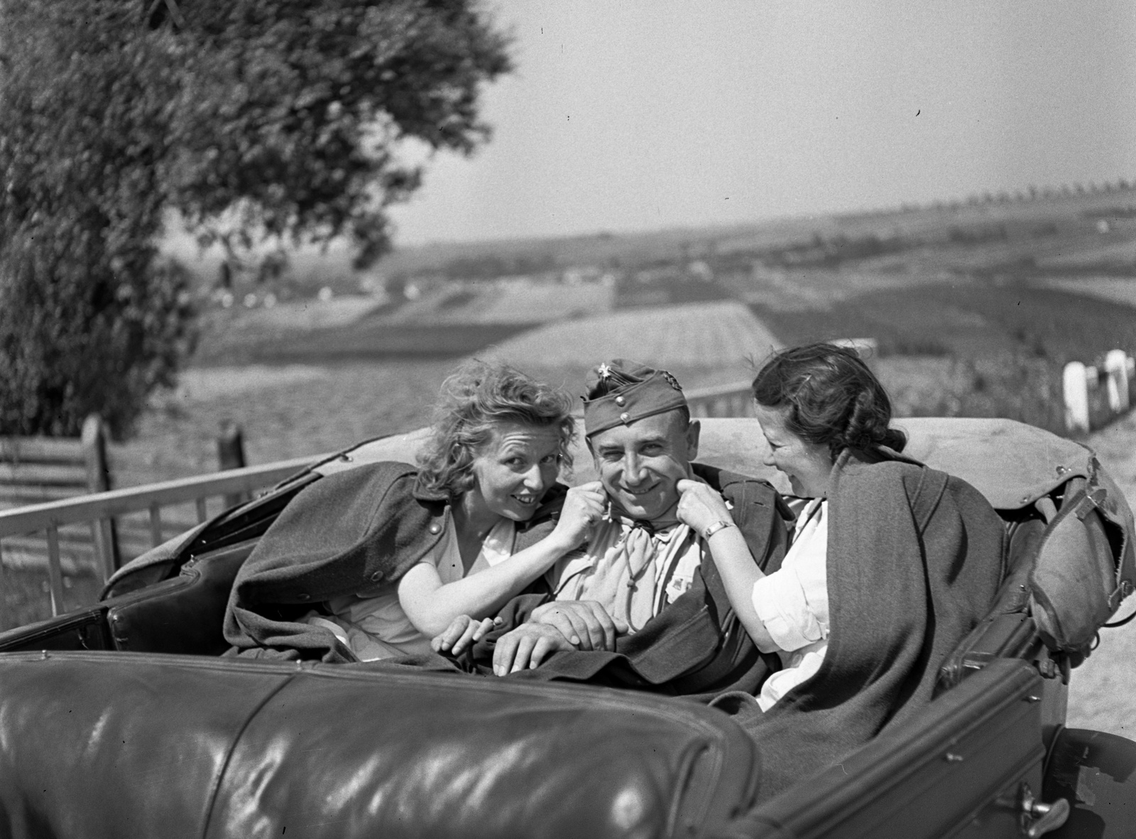 Hungary, Városlőd, 8-as főút a 83-as út feletti viaduktnál., 1943, Lissák Tivadar, humour, nurse, soldier, Fortepan #72413